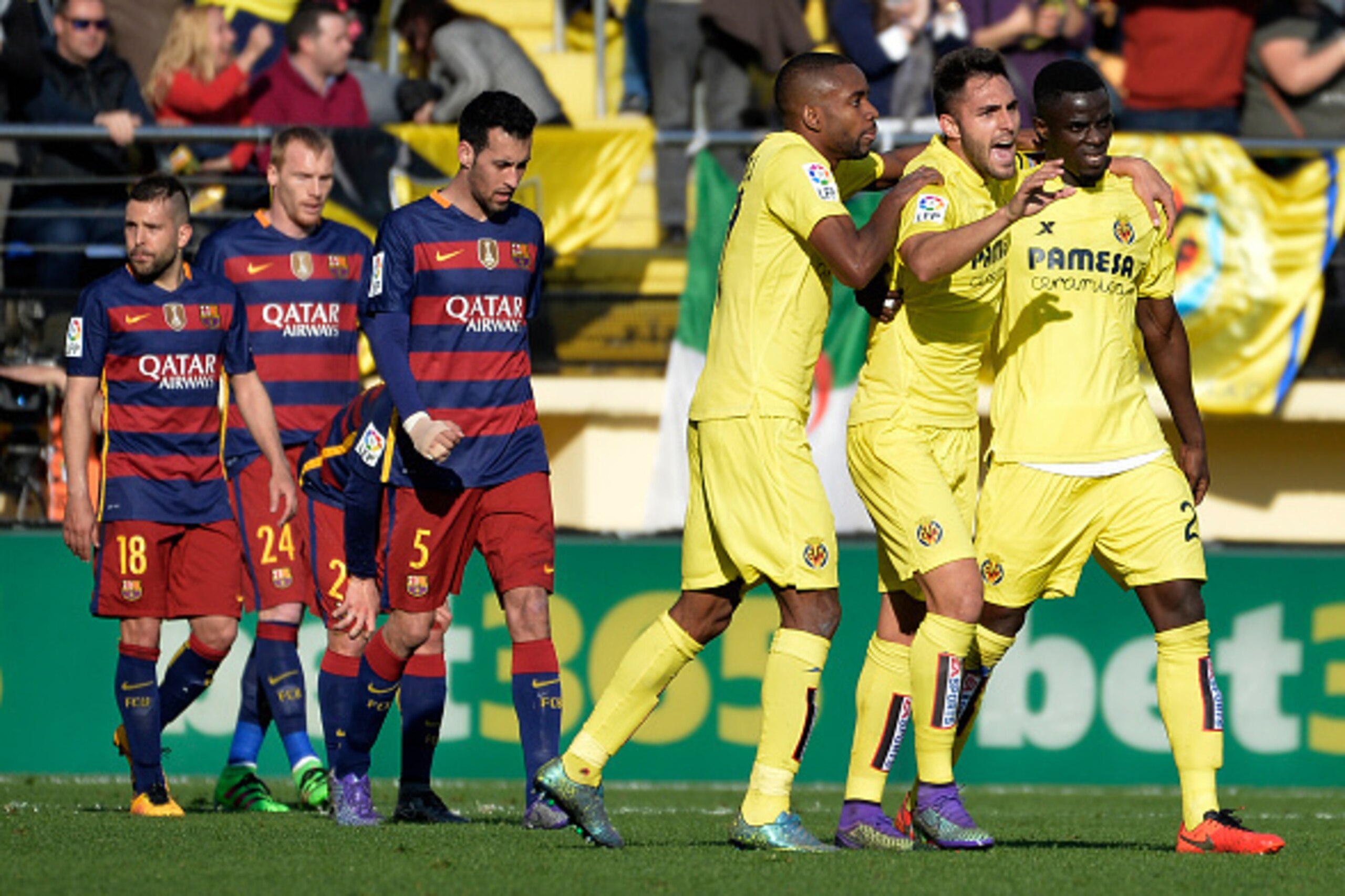 Villarreal (R) players celebrate their second goal during the Spanish league football match Villarreal CF vs FC Barcelona at El Madrigal stadium in Vila-real on March 20, 2016. / AFP / JOSE JORDAN        (Photo credit should read JOSE JORDAN/AFP/Getty Ima