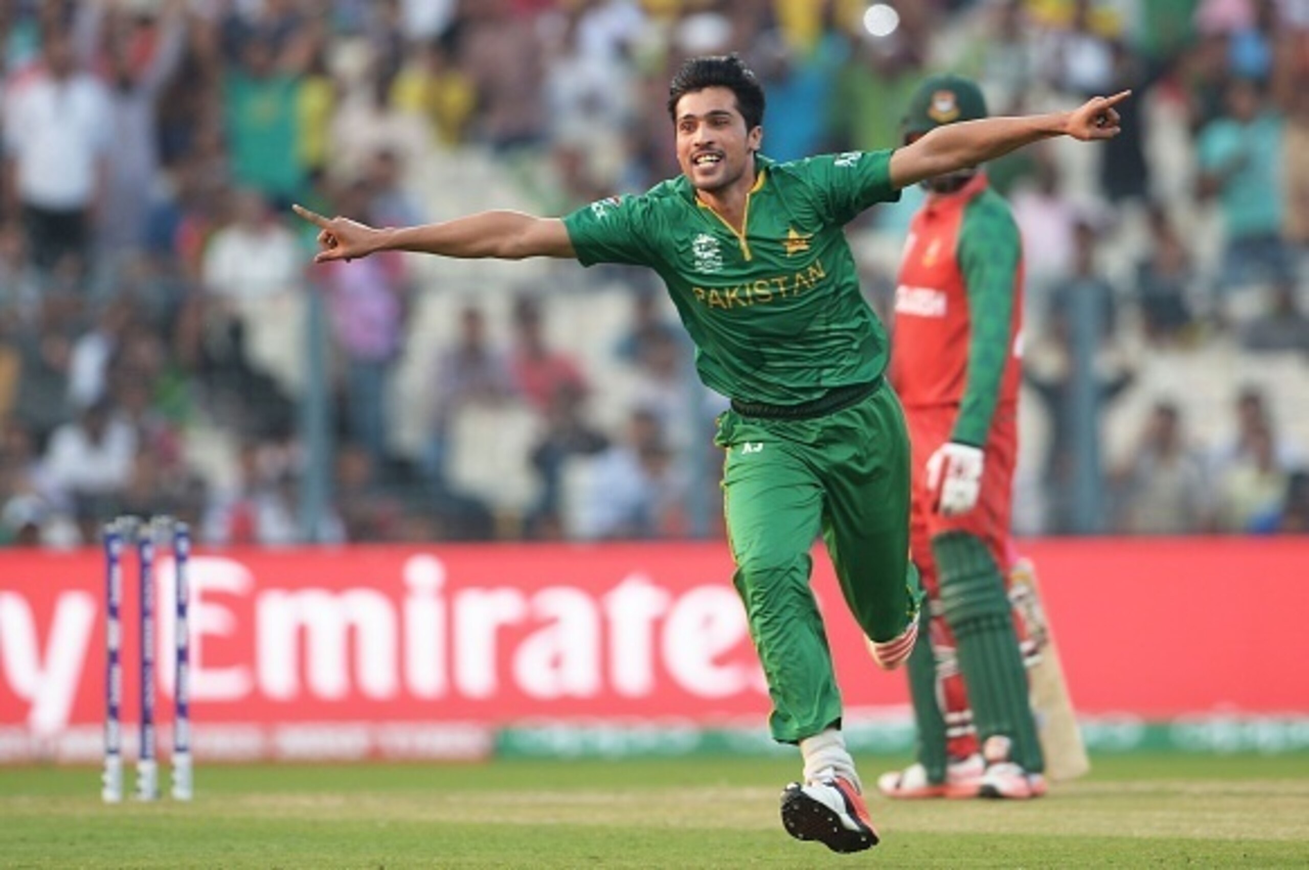Pakistan's Mohammad Amir celebrates after the dismissal of Bangladesh's Soumya Sarkar during the World T20 cricket tournament match between Pakistan and Bangladesh at The Eden Gardens Cricket Stadium in Kolkata on March 16, 2016.
 / AFP / Dibyangshu SARKA