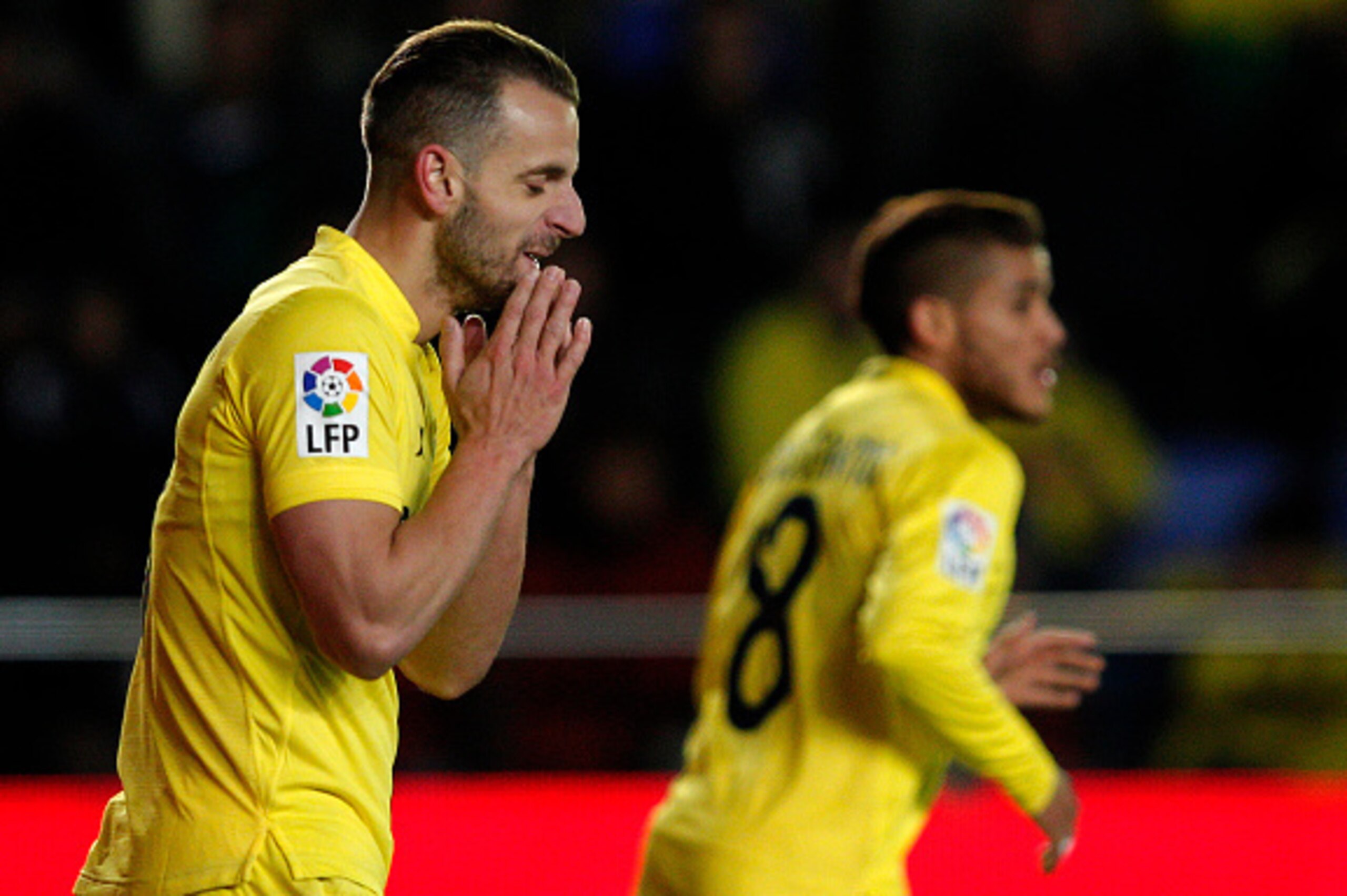 Villarreal's forward Roberto Soldado reactas after missing an attempt on goal during the Spanish league football match Villarreal CF vs Real Betis at El Madrigal stadium in Villareal on January 16, 2016. AFP PHOTO / JOSE JORDAN / AFP / JOSE JORDAN        