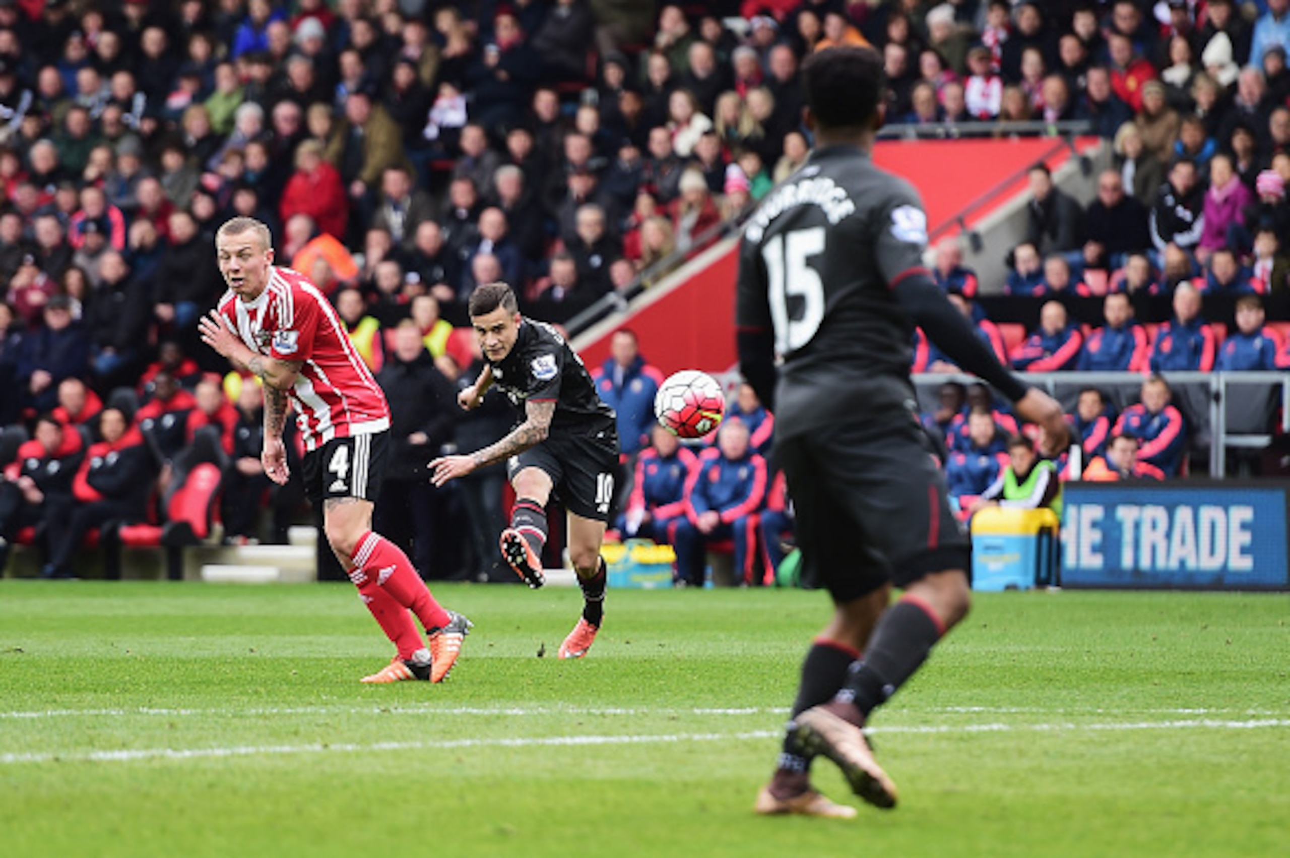 SOUTHAMPTON, ENGLAND - MARCH 20: Philippe Coutinho of Liverpool (C) scores their first goal during the Barclays Premier League match between Southampton and Liverpool at St Mary's Stadium on March 20, 2016 in Southampton, United Kingdom. (Photo by Alex SOUTHAMPTON, ENGLAND - MARCH 20: Philippe Coutinho of Liverpool (C) scores their first goal during the Barclays Premier League match between Southampton and Liverpool at St Mary's Stadium on March 20, 2016 in Southampton, United Kingdom. (Photo by Alex