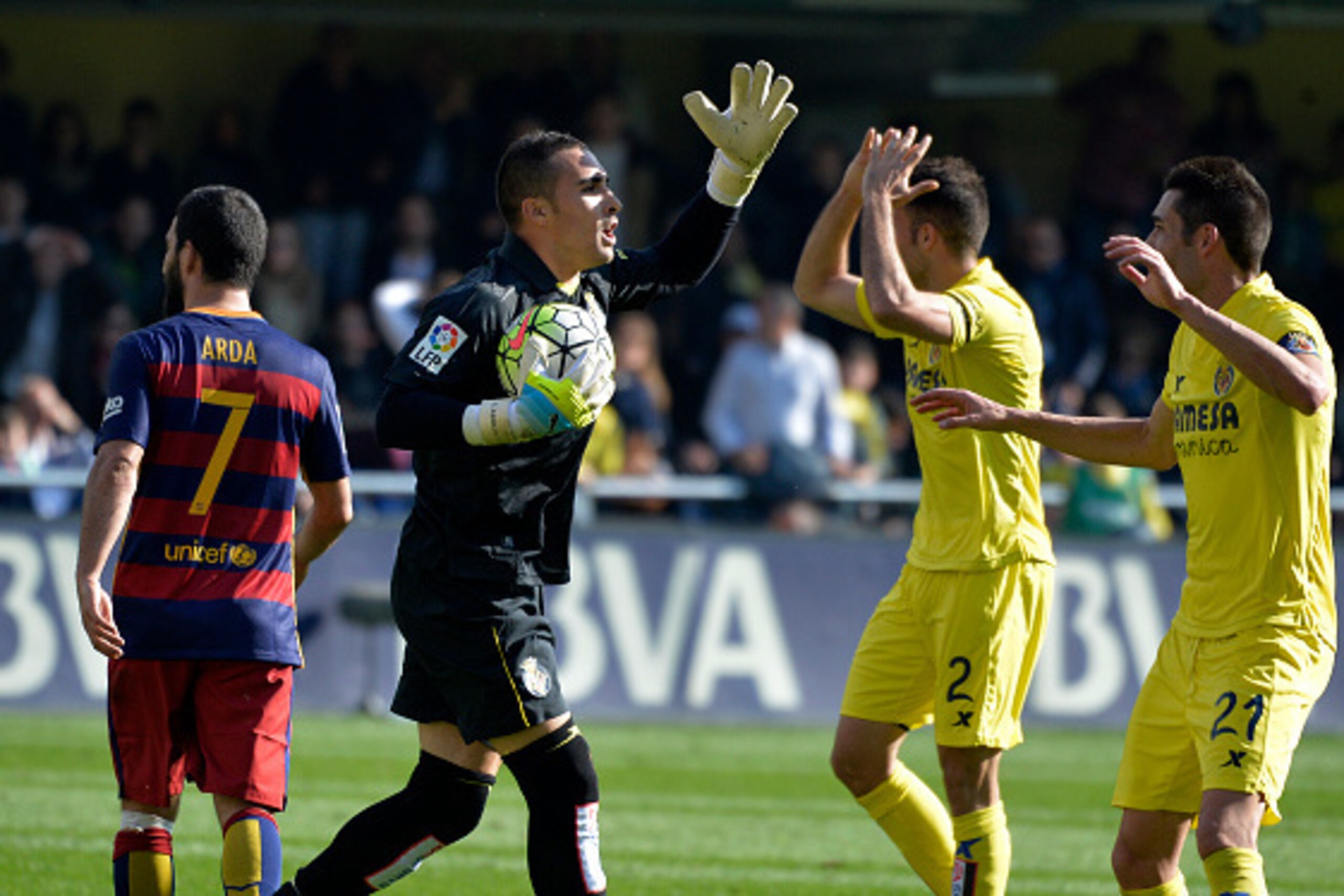 Villarreal's goalkeeper Sergio Asenjo gestures during the Spanish league football match Villarreal CF vs FC Barcelona at El Madrigal stadium in Vila-real on March 20, 2016. / AFP / JOSE JORDAN (Photo credit should read JOSE JORDAN/AFP/Getty Images) Villarreal's goalkeeper Sergio Asenjo gestures during the Spanish league football match Villarreal CF vs FC Barcelona at El Madrigal stadium in Vila-real on March 20, 2016. / AFP / JOSE JORDAN (Photo credit should read JOSE JORDAN/AFP/Getty Images)