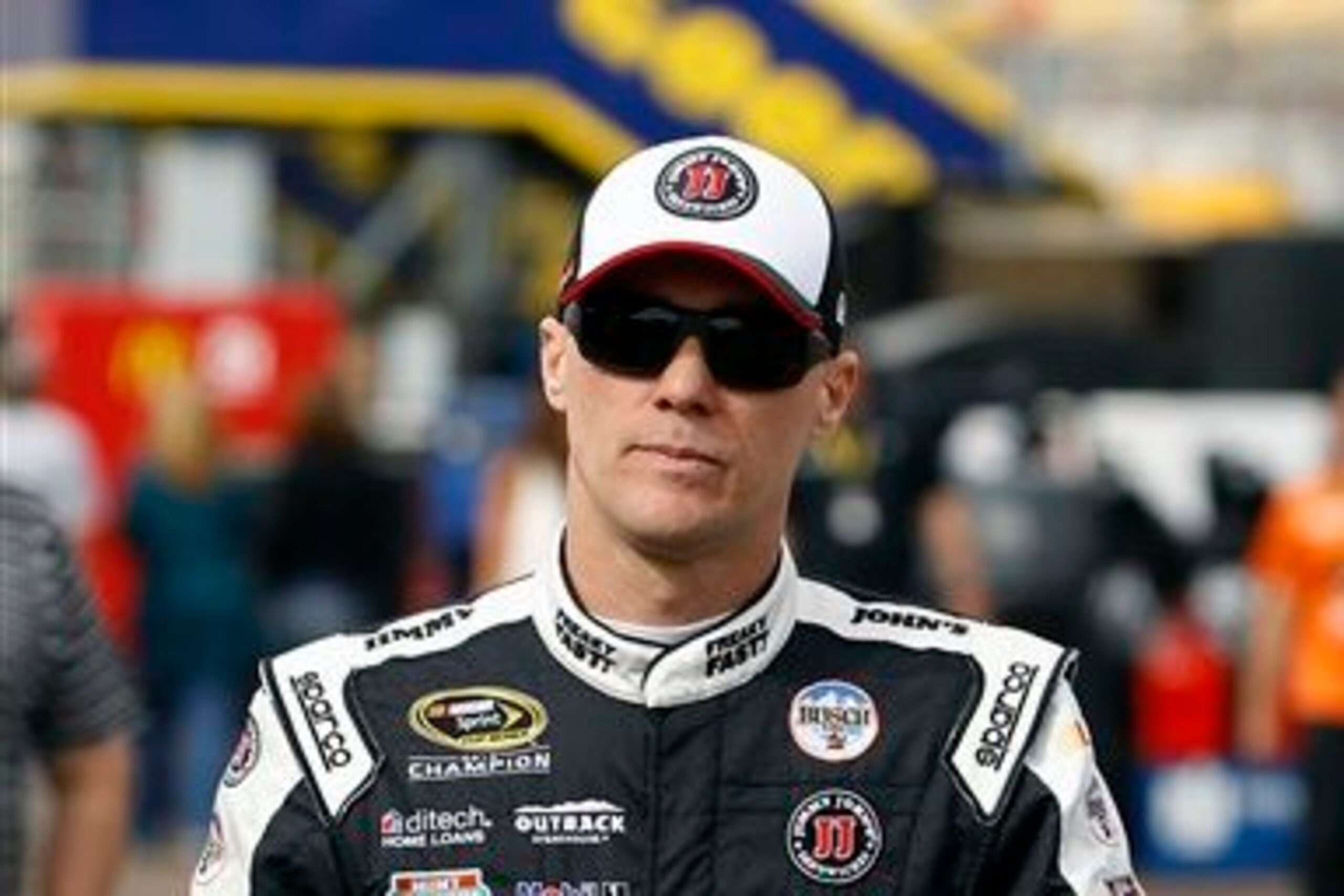 Kevin Harvick found Phoenix behind him and Johnson in front.
