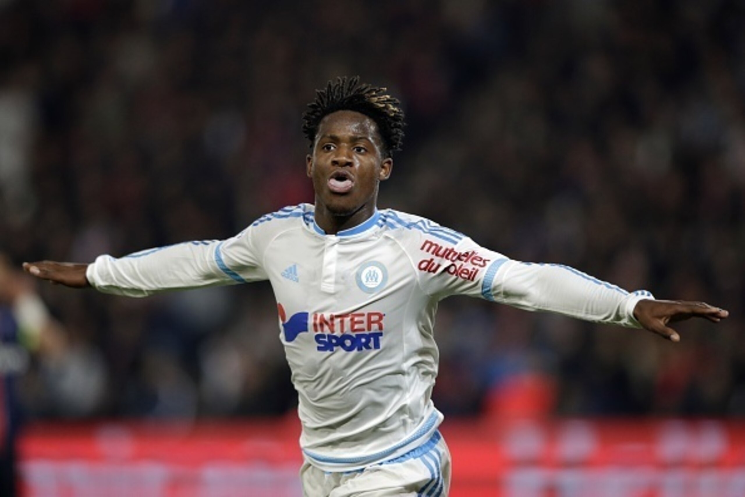 Marseille's Belgian forward Michy Batshuayi celebrates after scoring a goal during the French L1 football match Paris Saint-Germain (PSG) vs Olympique de Marseille (OM) on October 4, 2015 at the Parc des Princes stadium in Paris.    AFP PHOTO / KENZO TRIB