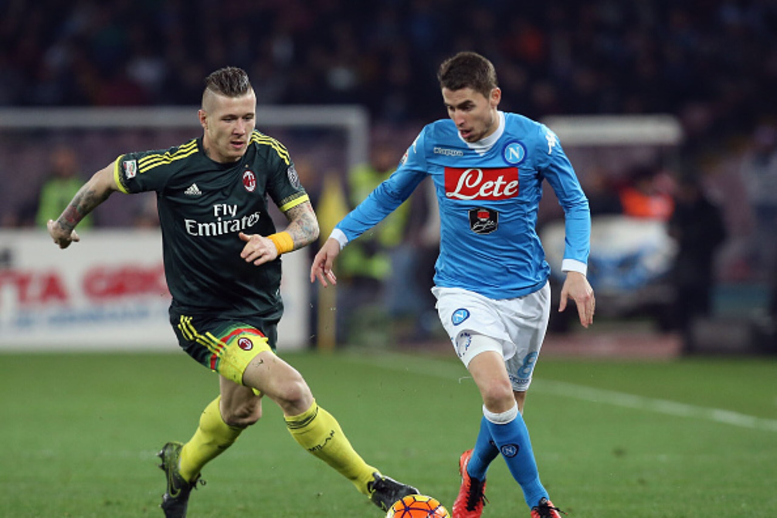 NAPLES, ITALY - FEBRUARY 22:  Jorginho (R) of Napoli competes for the ball with Juraj Kucka of Milan during the Serie A between SSC Napoli and AC Milan at Stadio San Paolo on February 22, 2016 in Naples, Italy.  (Photo by Maurizio Lagana/Getty Images)