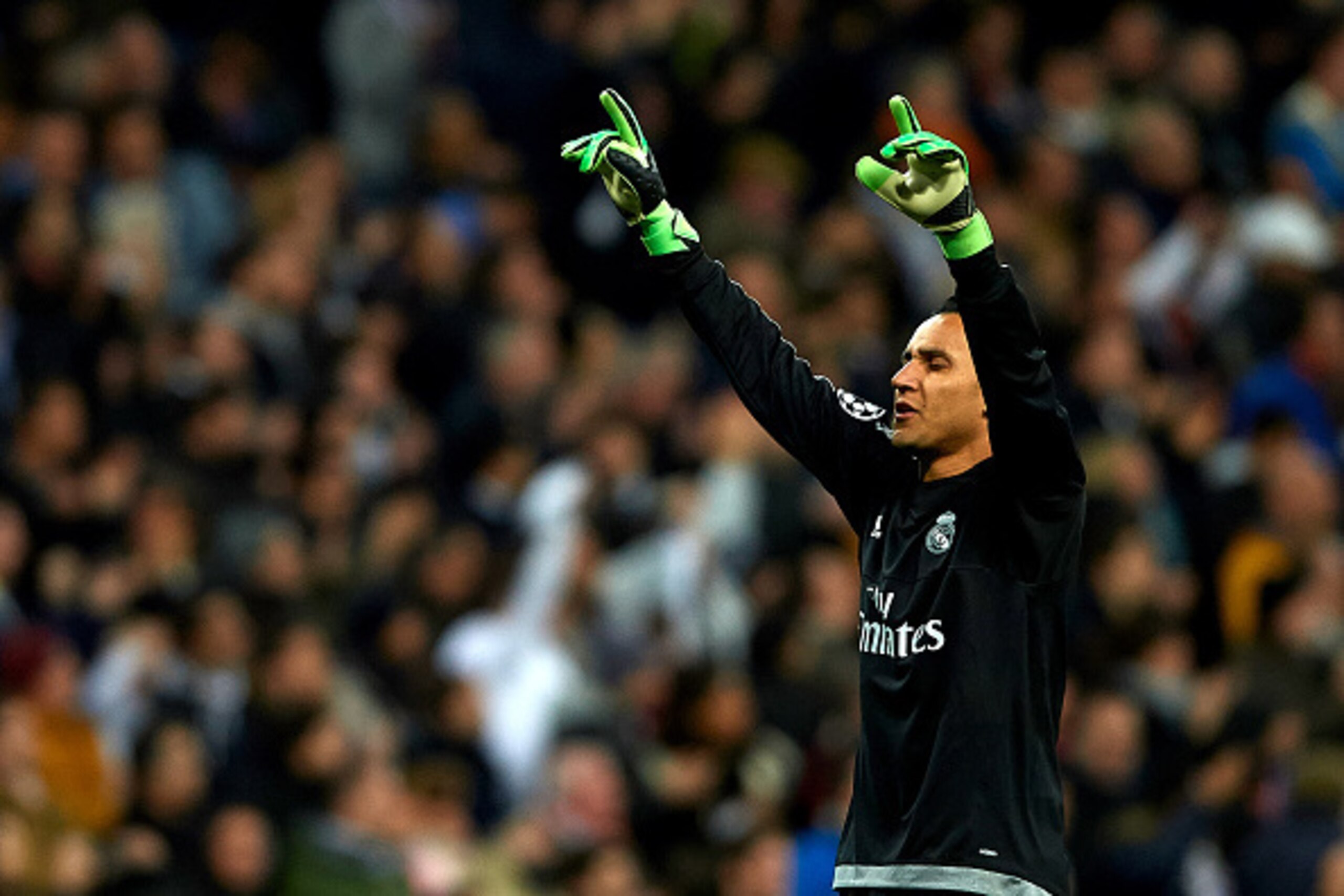 MADRID, SPAIN - MARCH 08: Keylor Navas of Real Madrid celebrates during the UEFA Champions League Round of 16 Second Leg match between Real Madrid CF and AS Roma at Estadio Santiago Bernabeu on March 8, 2016 in Madrid, Spain.  (Photo by Manuel Queimadelos