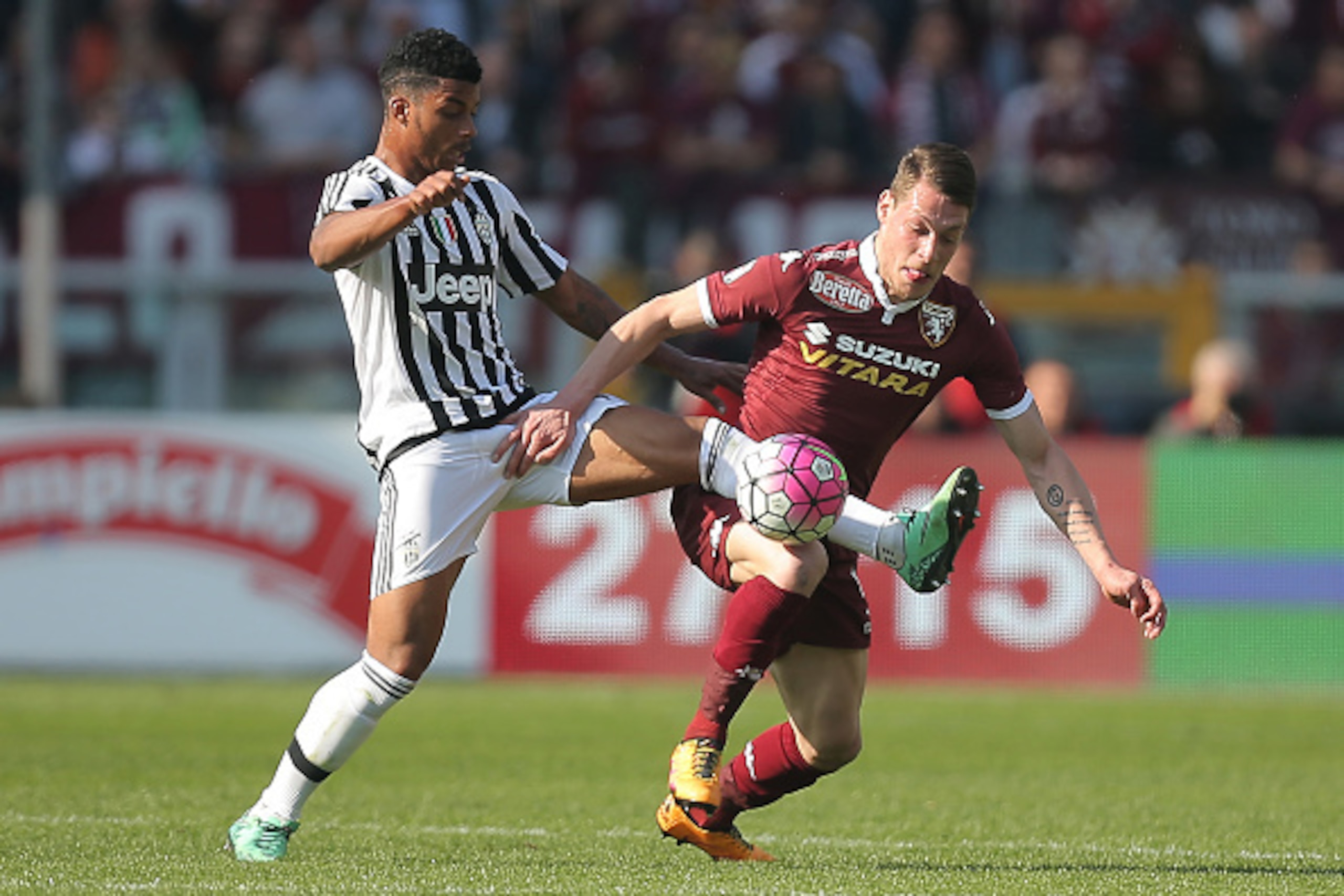 Juventus' defender Mario Lemina from France (L) fights for the ball with Torino's forward Andrea Belotti the Italian Serie A football match Torino Vs Juventus on March 20, 2016 at the 'Olympic Stadium' in Turin.  / AFP / MARCO BERTORELLO        (Photo cre