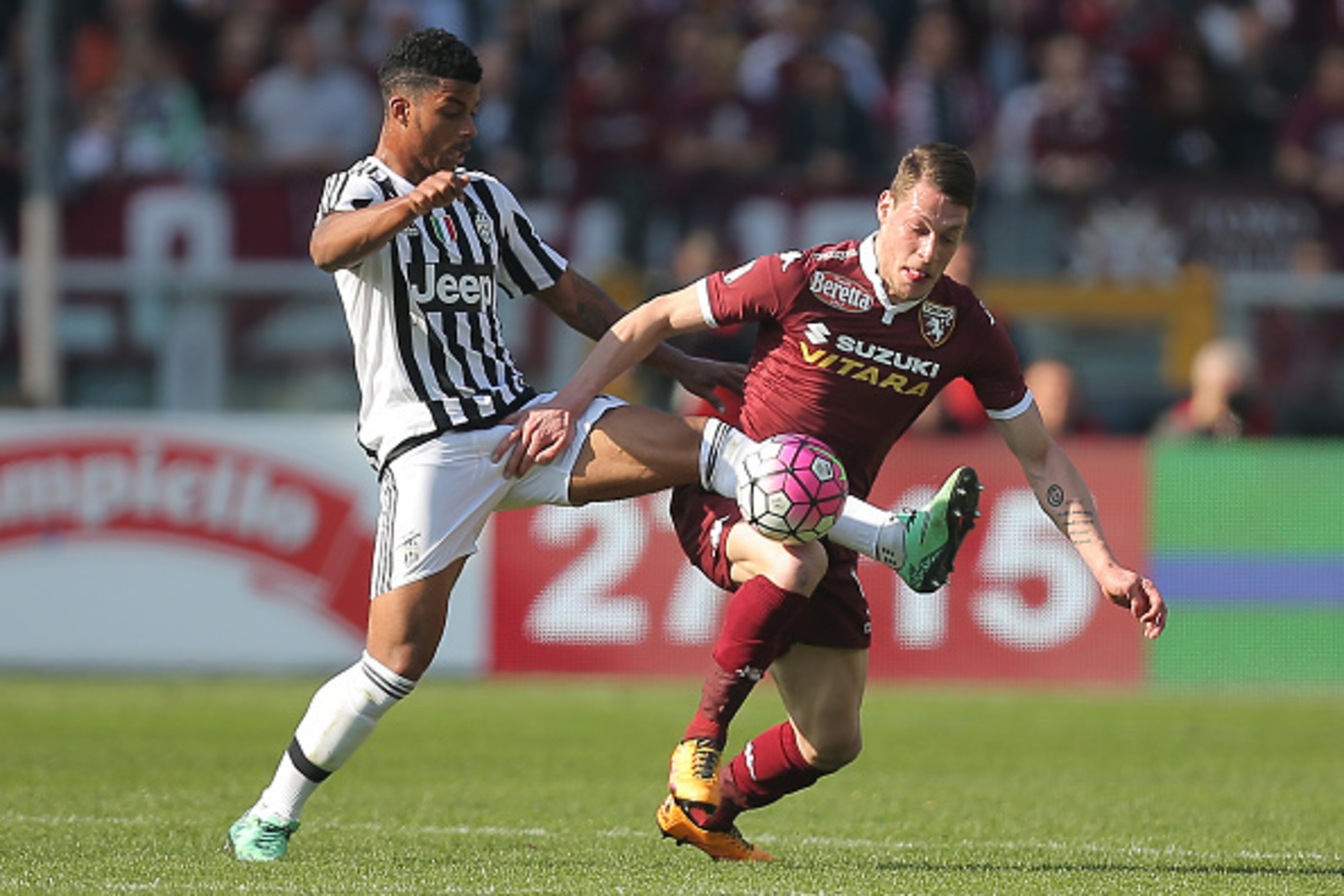 Juventus' defender Mario Lemina from France (L) fights for the ball with Torino's forward Andrea Belotti the Italian Serie A football match Torino Vs Juventus on March 20, 2016 at the 'Olympic Stadium' in Turin.  / AFP / MARCO BERTORELLO        (Photo cre