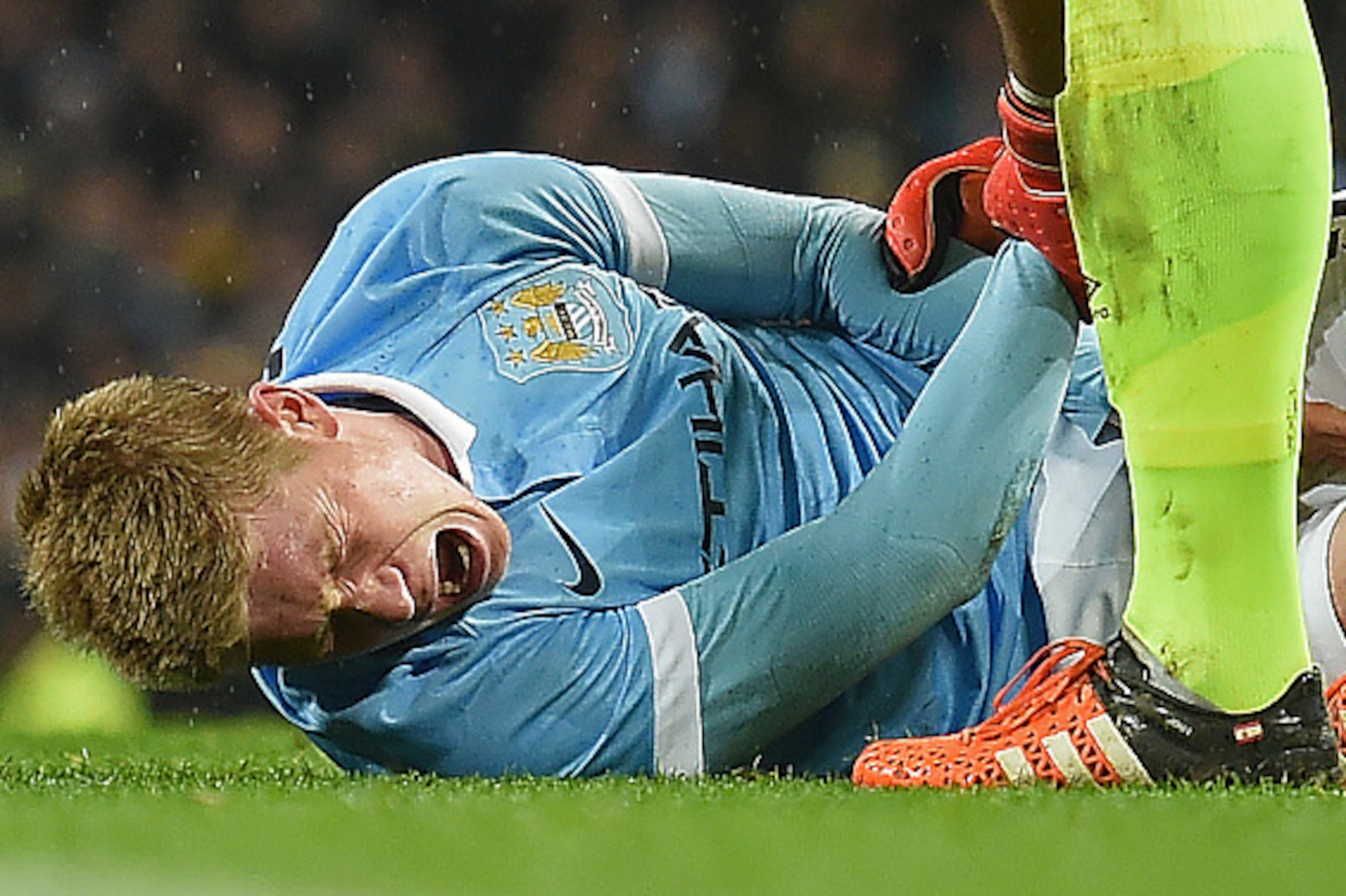 Manchester City's Belgian midfielder Kevin De Bruyne (L) reacts as he talks with Everton's Spanish goalkeeper Joel Robles before being stretchered off during the English League Cup semi-final second leg football match between Manchester City and Everton t