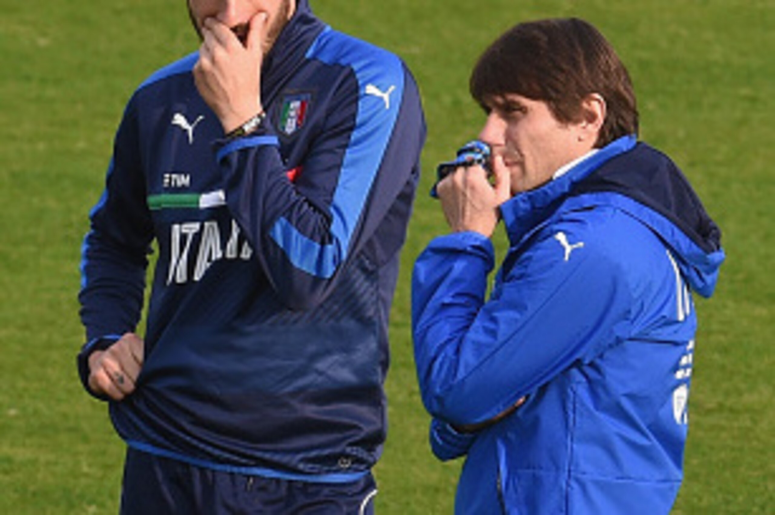 FLORENCE, ITALY - MARCH 21:  Head Coach Antonio Conte (R) and Leonardo Bonucci chat during the Italy training session at the club's training ground at Coverciano on March 21, 2016 in Florence, Italy.  (Photo by Claudio Villa/Getty Images)