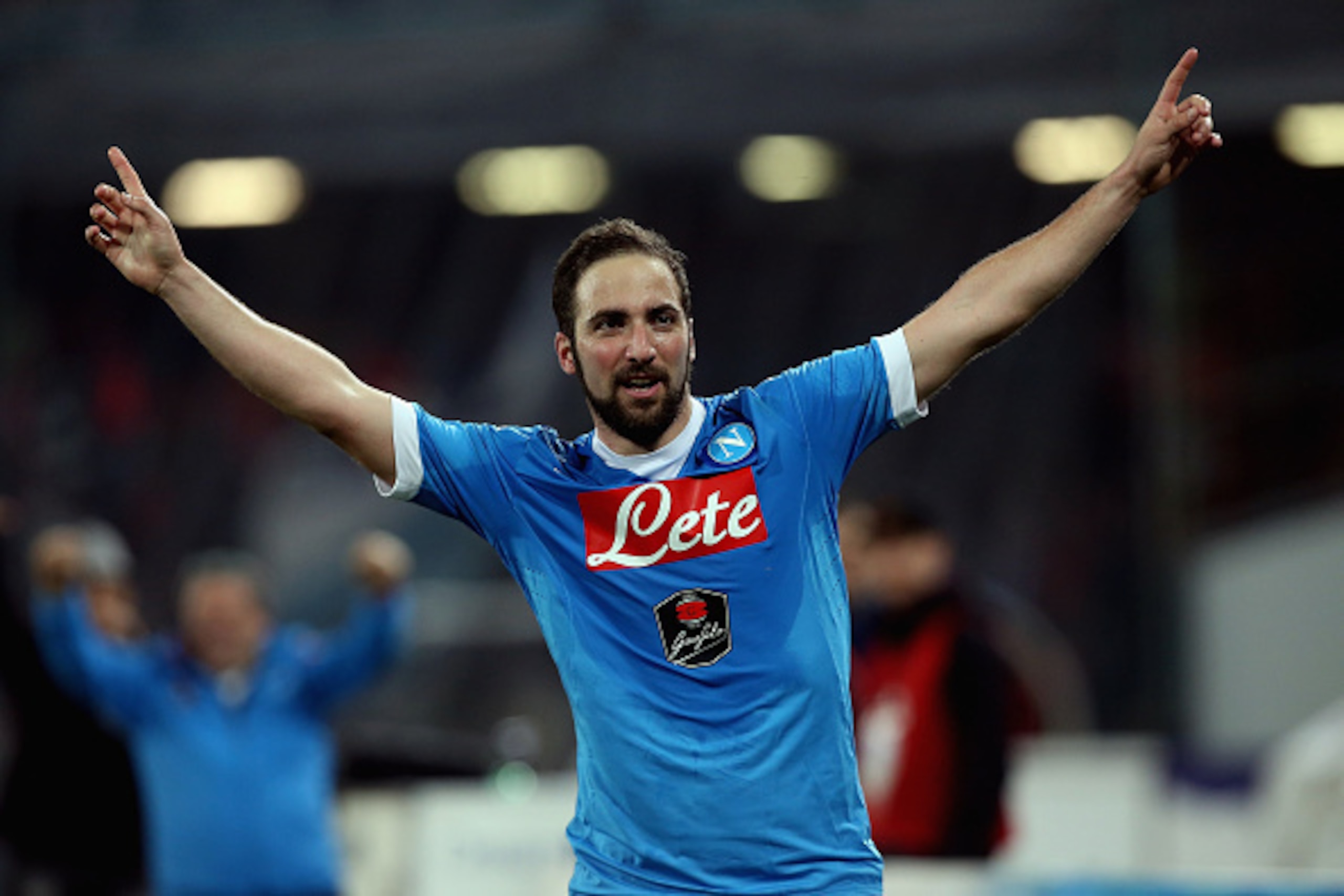 NAPLES, ITALY - MARCH 20:  Gonzalo Higuain of Napoli celebrates after scoring his team's second goal goal during the Serie A match between SSC Napoli and Genoa CFC at Stadio San Paolo on March 20, 2016 in Naples, Italy.  (Photo by Maurizio Lagana/Getty Im