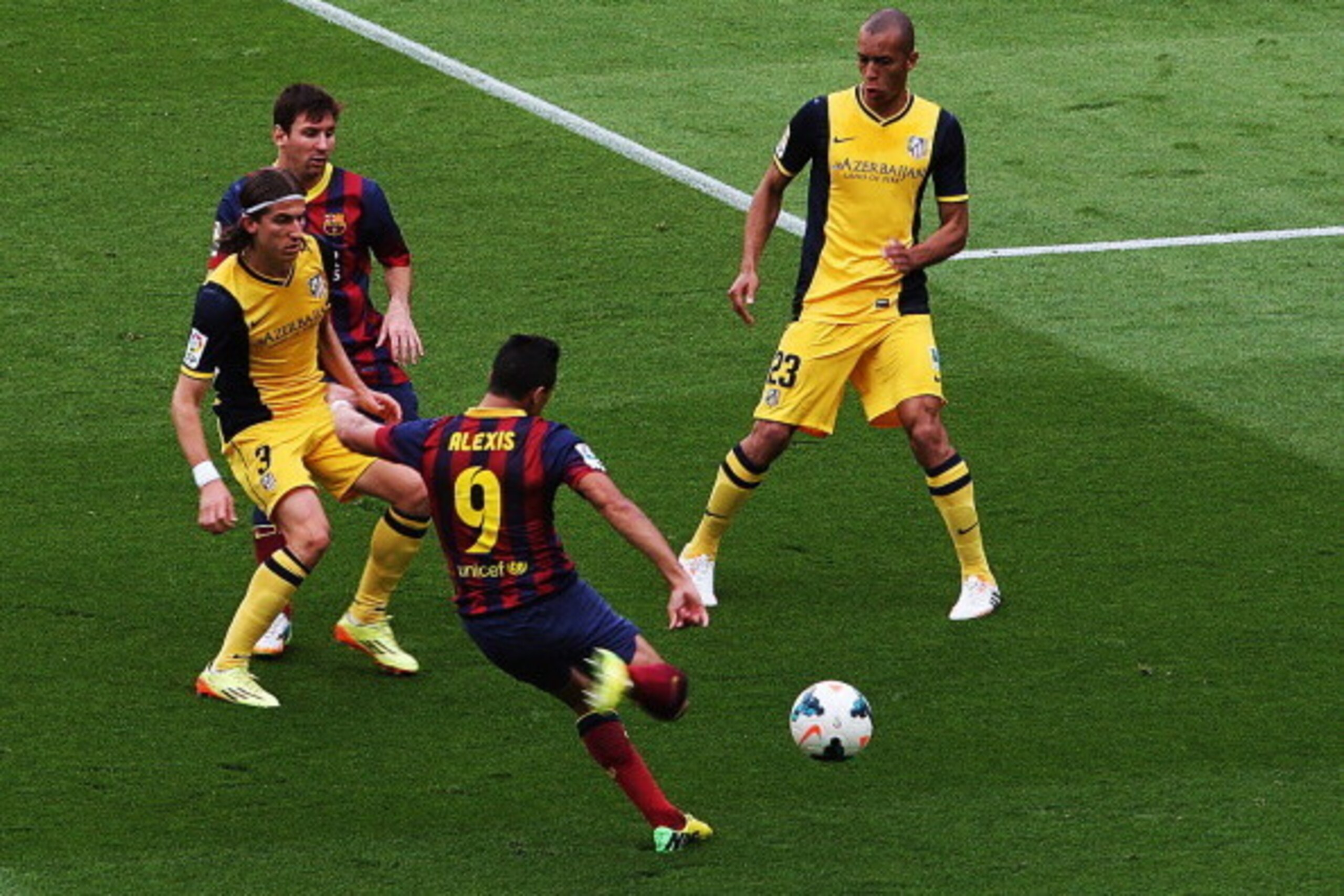 Barcelona's Chilean forward Alexis Sanchez (C) scores the opener during the Spanish league football match FC Barcelona vs Club Atletico de Madrid at the Camp Nou stadium in Barcelona on May 17, 2014.   AFP PHOTO/ QUIQUE GARCIA        (Photo credit should 