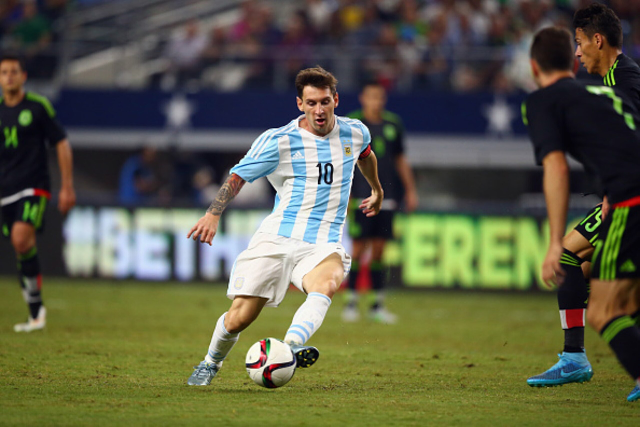 ARLINGTON, TX - SEPTEMBER 08:  Lionel Messi #10 of Argentina during a international friendly against Mexico at AT&T Stadium on September 8, 2015 in Arlington, Texas.  (Photo by Ronald Martinez/Getty Images)