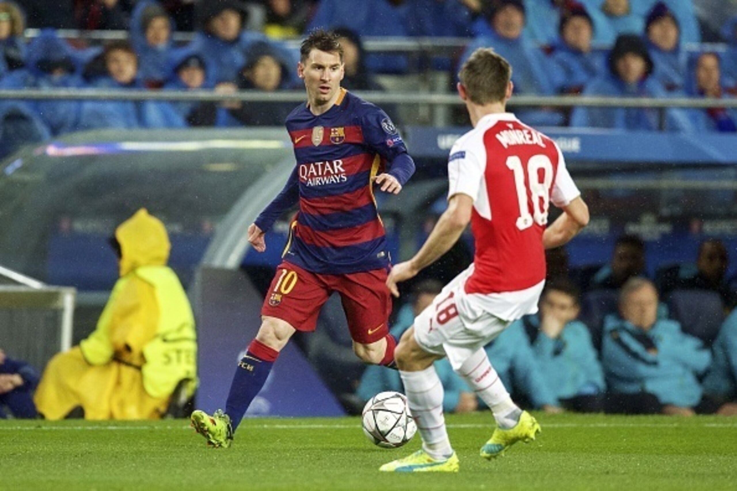 (L-R) Lionel Messi of FC Barcelona, Nacho Monreal of Arsenal FC during the UEFA Champions League round of 16 match between FC Barcelona and Arsenal on March 16, 2015 at the CampNou stadium in Barcelona, Spain.(Photo by VI Images via Getty Images)