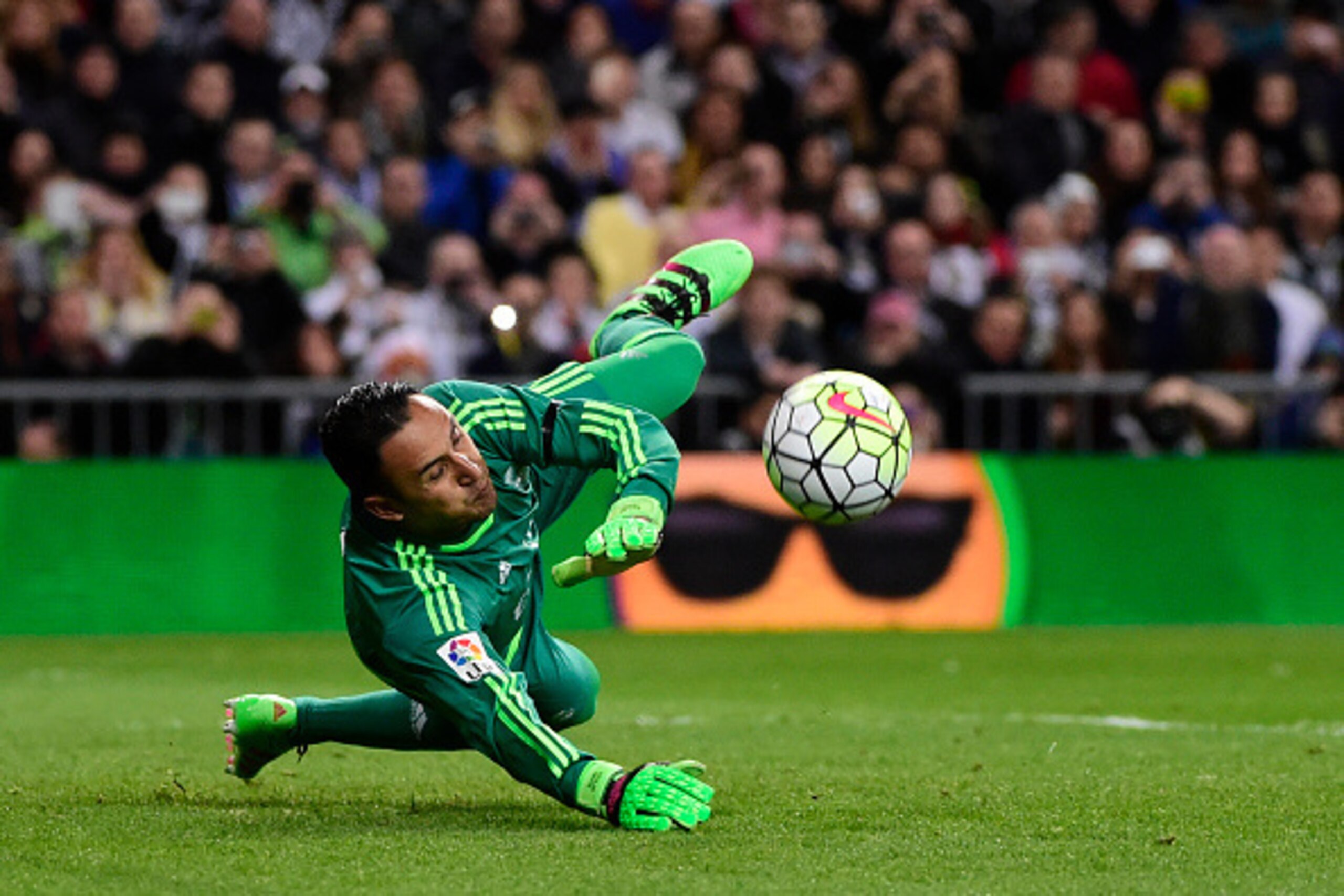 Real Madrid's Costa Rican goalkeeper Keylor Navas stops a penalty  during the Spanish league football match Real Madrid CF vs Sevilla FC at the Santiago Bernabeu stadium in Madrid on March 20, 2016. / AFP / PIERRE-PHILIPPE MARCOU        (Photo credit shou