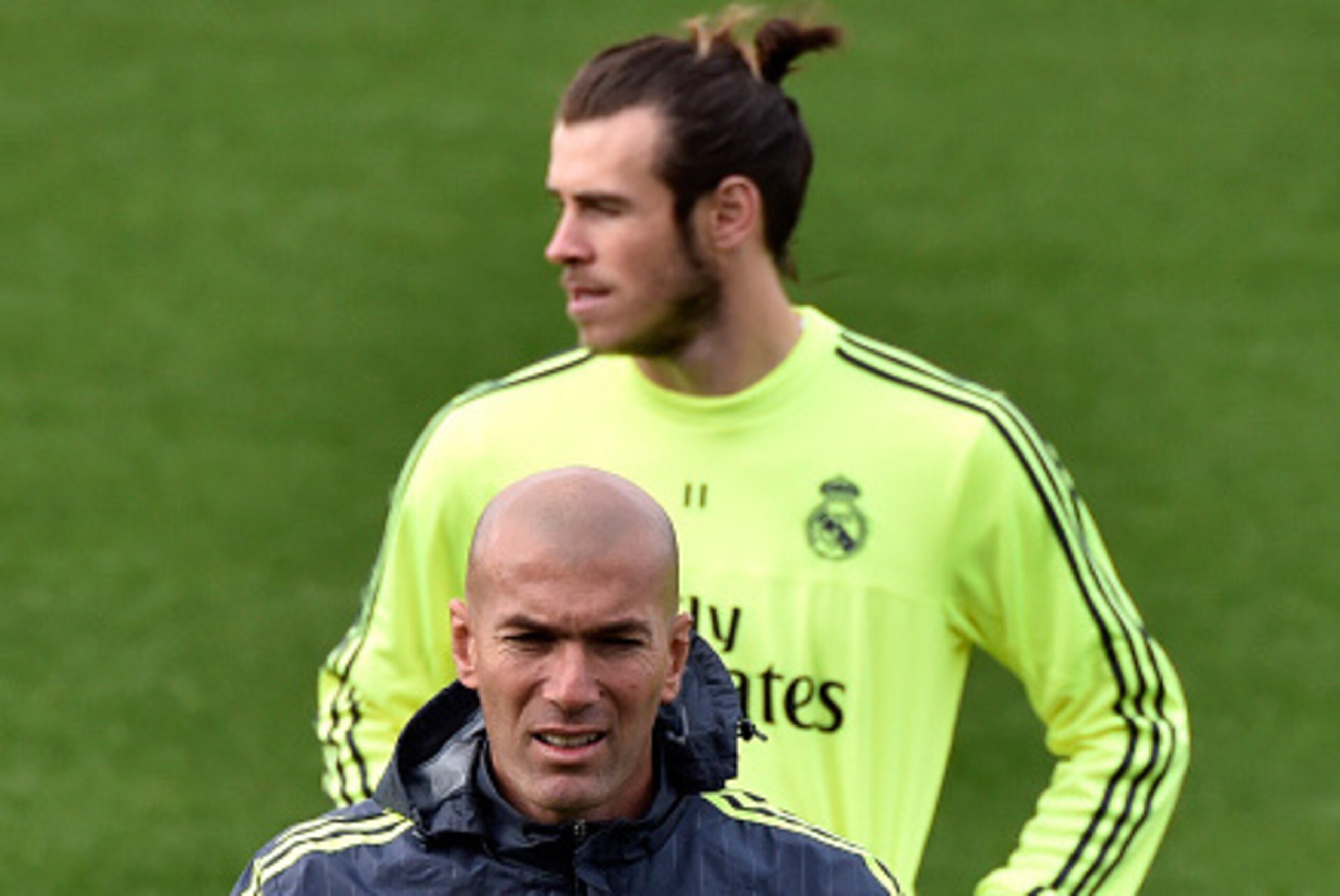 Real Madrid's new French coach Zinedine Zidane (bottom) looks on next to Real Madrid's Welsh forward Gareth Bale during a training session at the Valdebebas training ground in Madrid on January 8, 2016.   AFP PHOTO / GERARD JULIEN / AFP / GERARD JULIEN   
