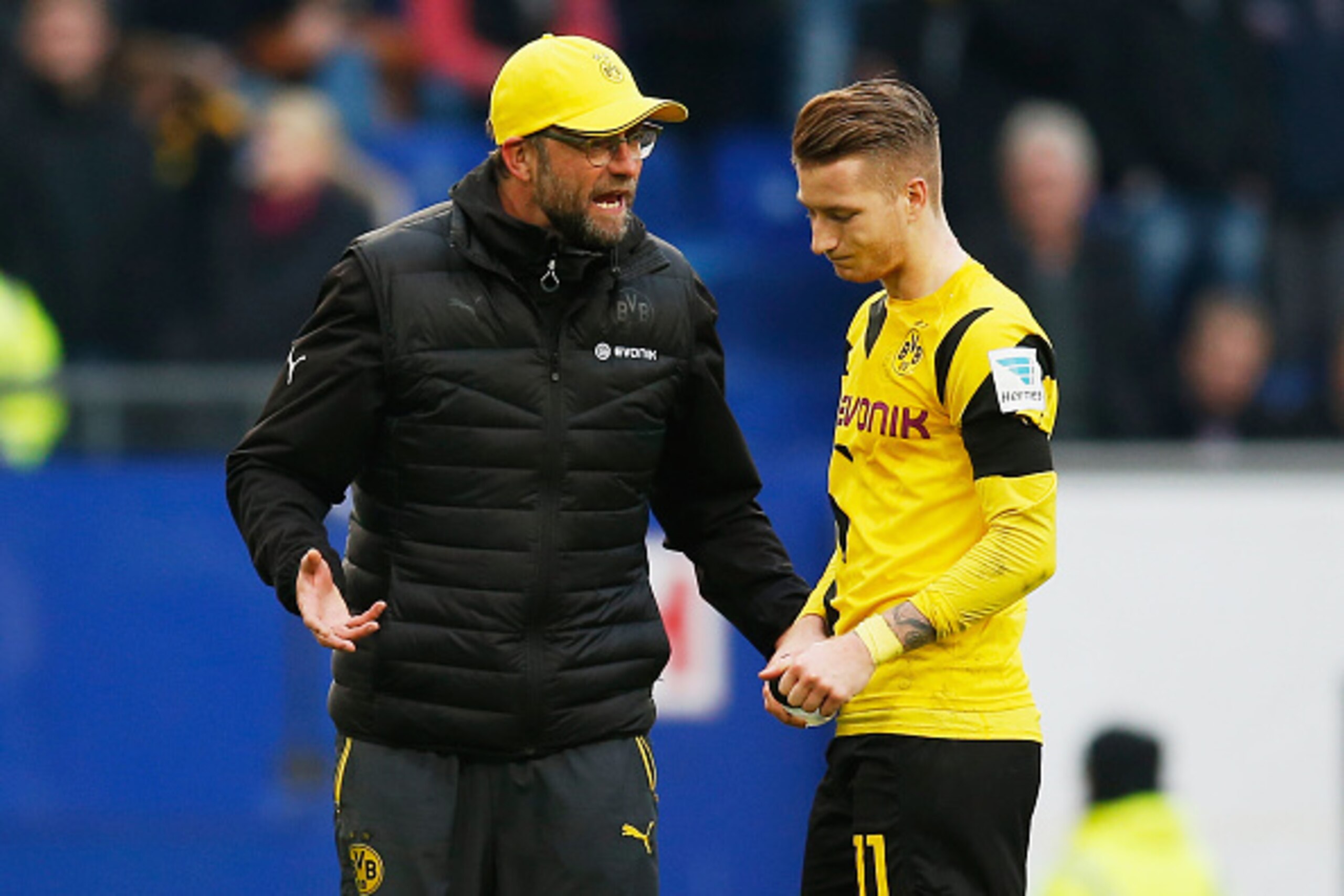 HAMBURG, GERMANY - MARCH 07:  Head coach Juergen Klopp (L) reacts with Marco Reus of Dortmund after the First Bundesliga match between Hamburger SV and Borussia Dortmund at Imtech Arena on March 7, 2015 in Hamburg, Germany.  (Photo by Boris Streubel/Getty