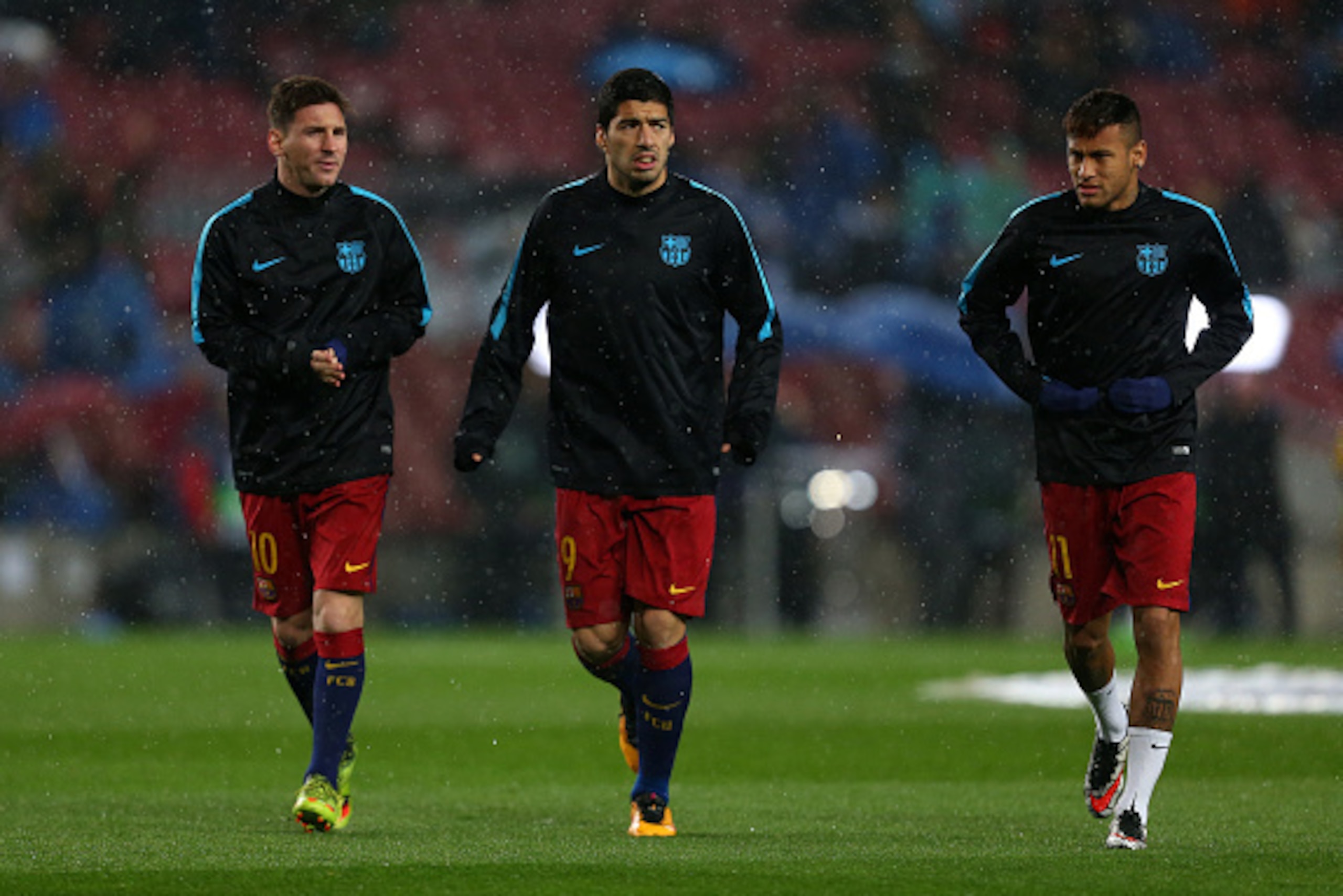 BARCELONA, SPAIN - MARCH 16:  Lionel Messi, Luis Suarez and Neymar of FC Barcelona warm up before the UEFA Champions League match between FC Barcelona and Arsenal at Camp Nou on March 16, 2016 in Barcelona, Spain.  (Photo by Catherine Ivill - AMA/Getty Im