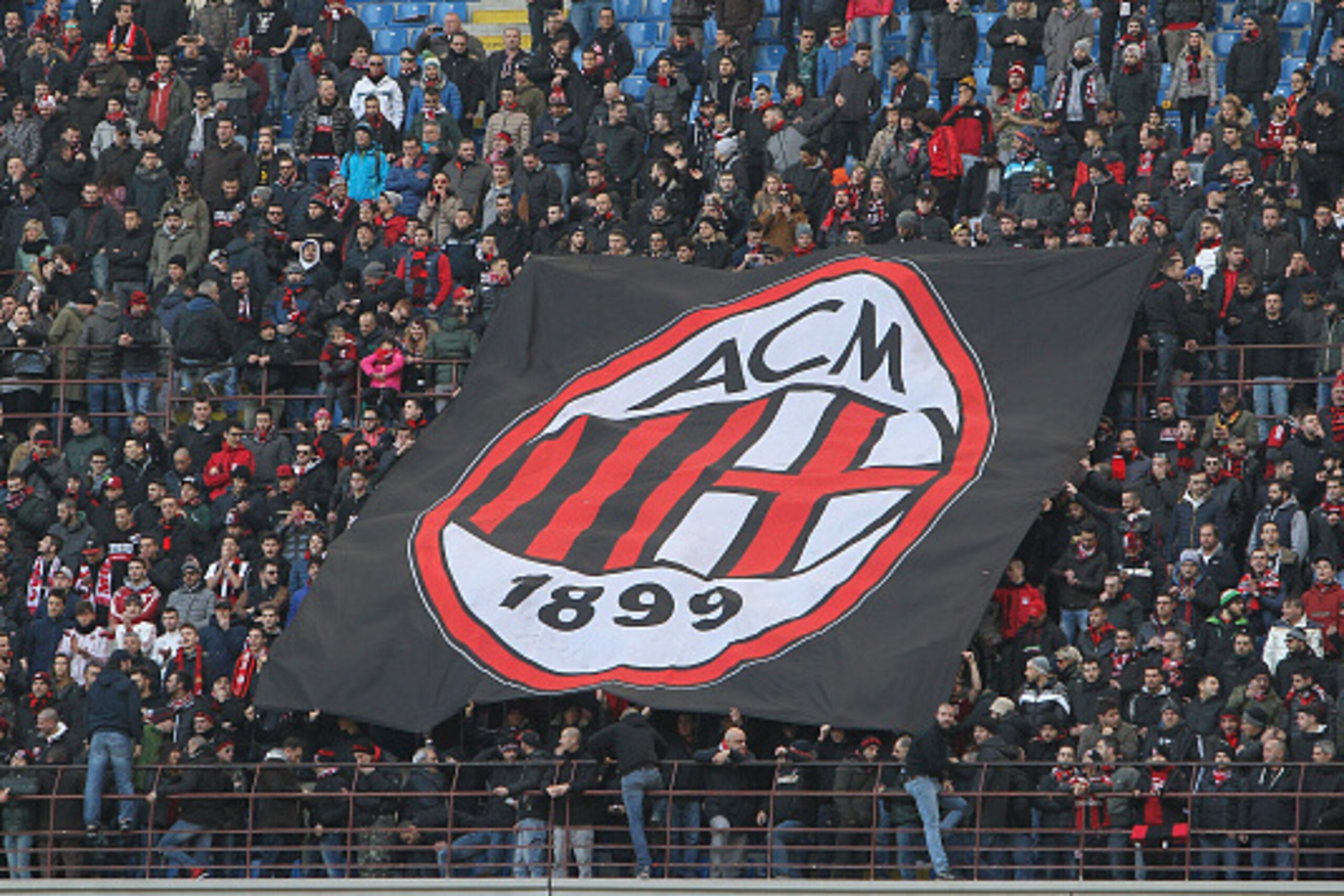 MILAN, ITALY - JANUARY 06:  The AC Milan fans before the Serie A match between AC Milan and Bologna FC at Stadio Giuseppe Meazza on January 6, 2016 in Milan, Italy.  (Photo by Marco Luzzani/Getty Images)