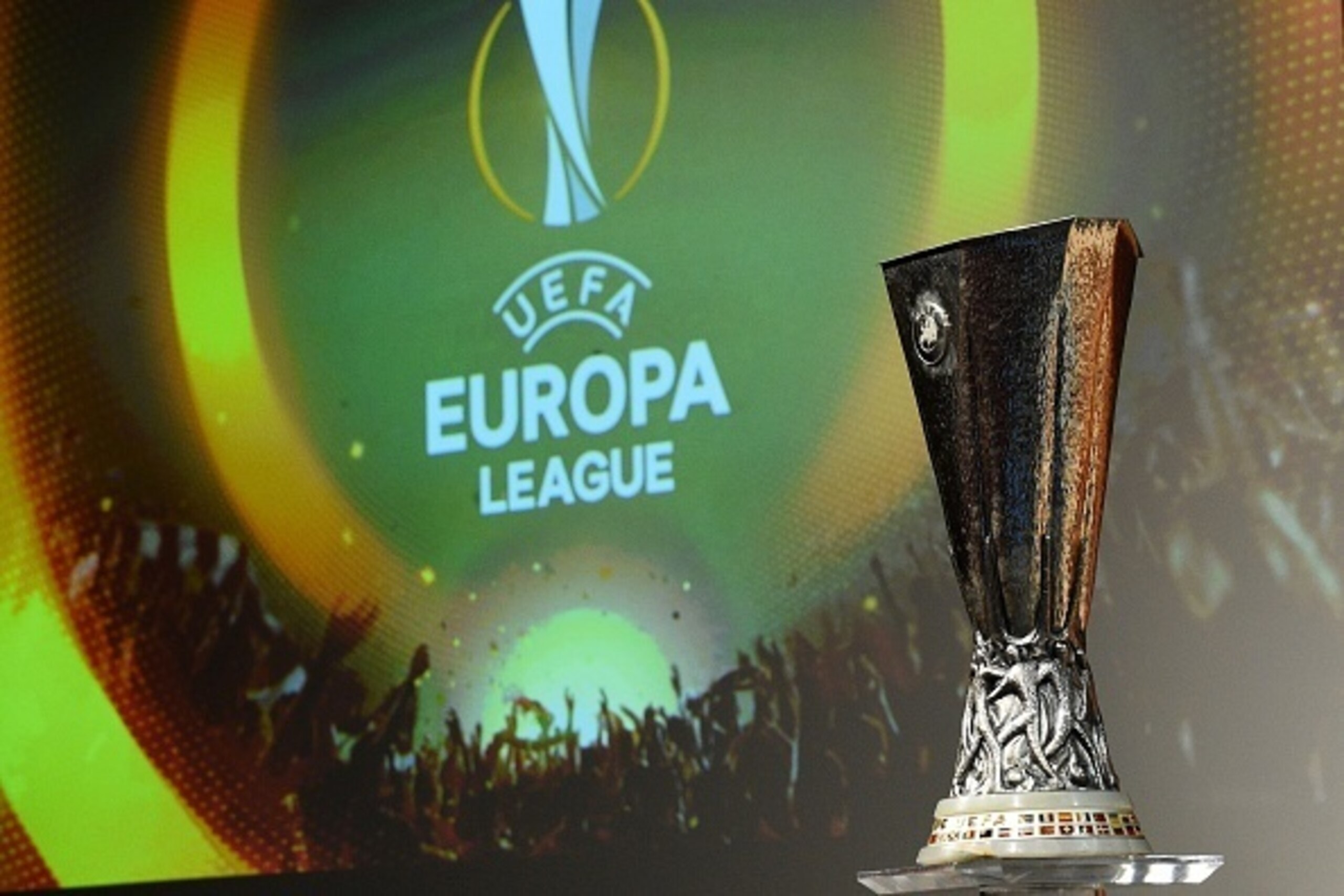 A picture shows the trophy of the UEFA Europa League football championship ahead of the round of 16 draw at the UEFA headquarters in Nyon on February 26, 2016.  AFP PHOTO / ALAIN GROSCLAUDE / AFP / ALAIN GROSCLAUDE        (Photo credit should read ALAIN G