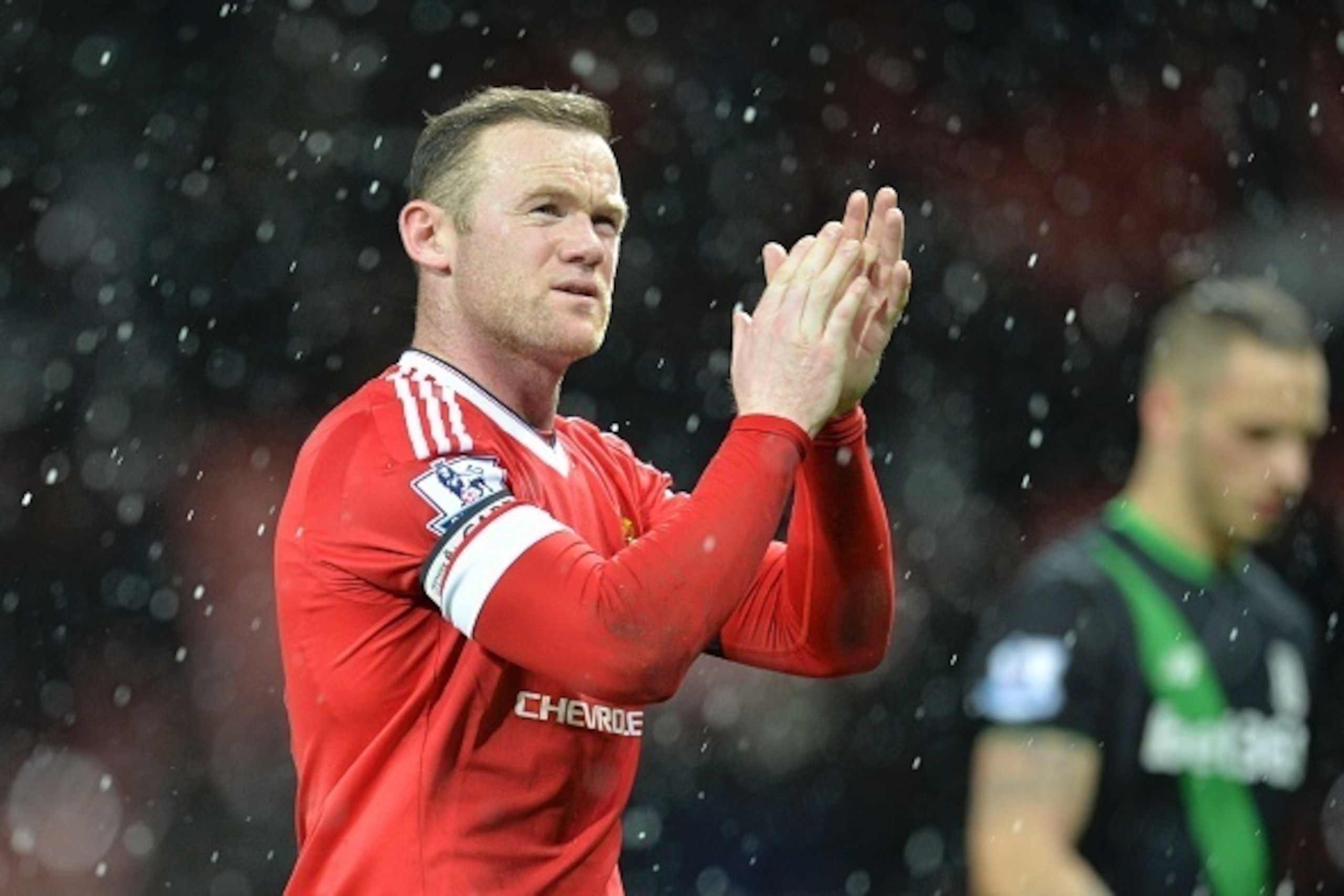 Manchester United's English striker Wayne Rooney applauds at the end of the English Premier League football match between Manchester United and Stoke City at Old Trafford in Manchester, north west England, on February 2, 2016. / AFP / PAUL ELLIS / RESTRIC
