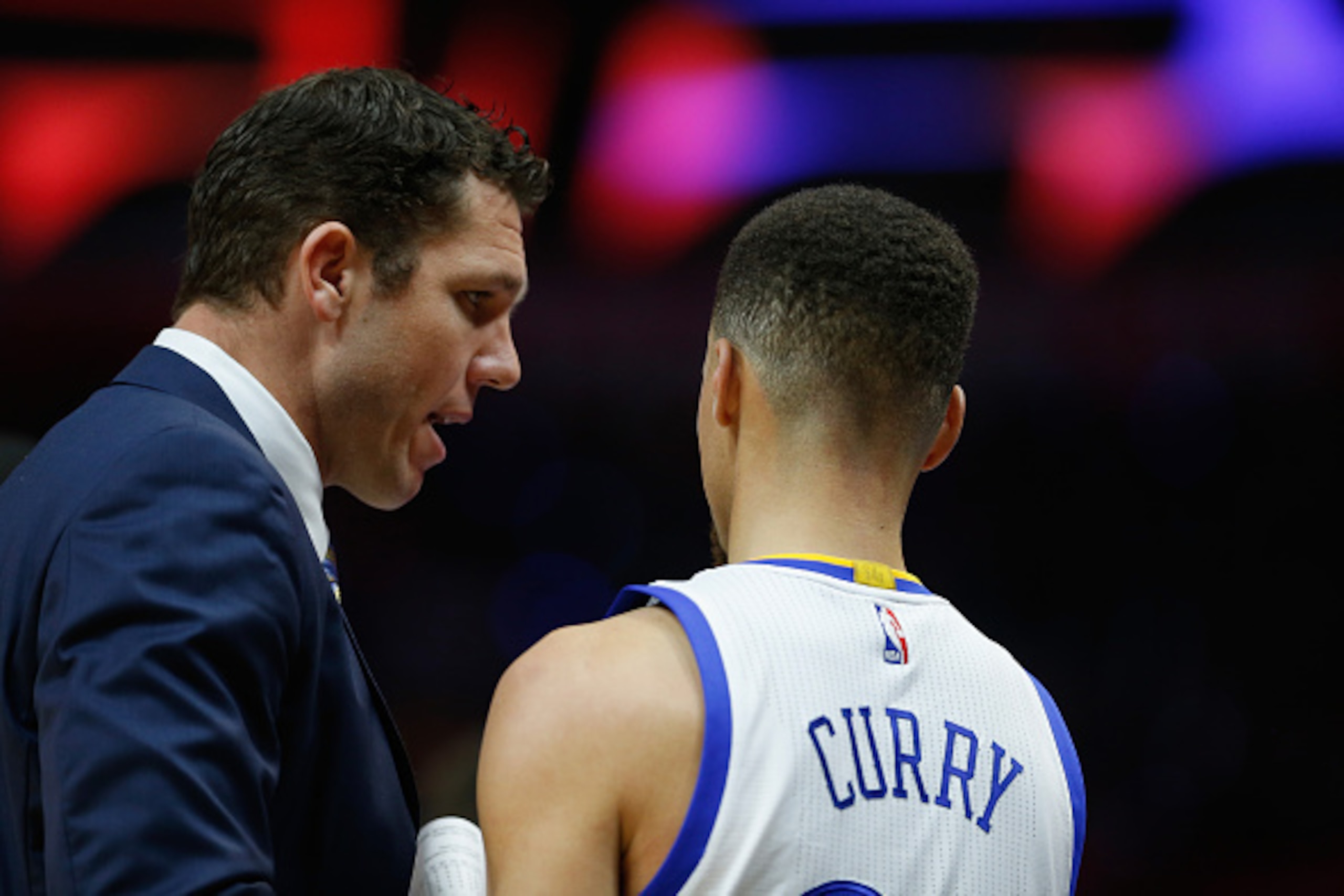 LOS ANGELES, CA - FEBRUARY 20:  Assistant coach Luke Walton of the Golden State Warriors talks with Stephen Curry #30 of the Golden State Warriors during the second half of a game against the Los Angeles Clippers at Staples Center on February 20, 2016 in 