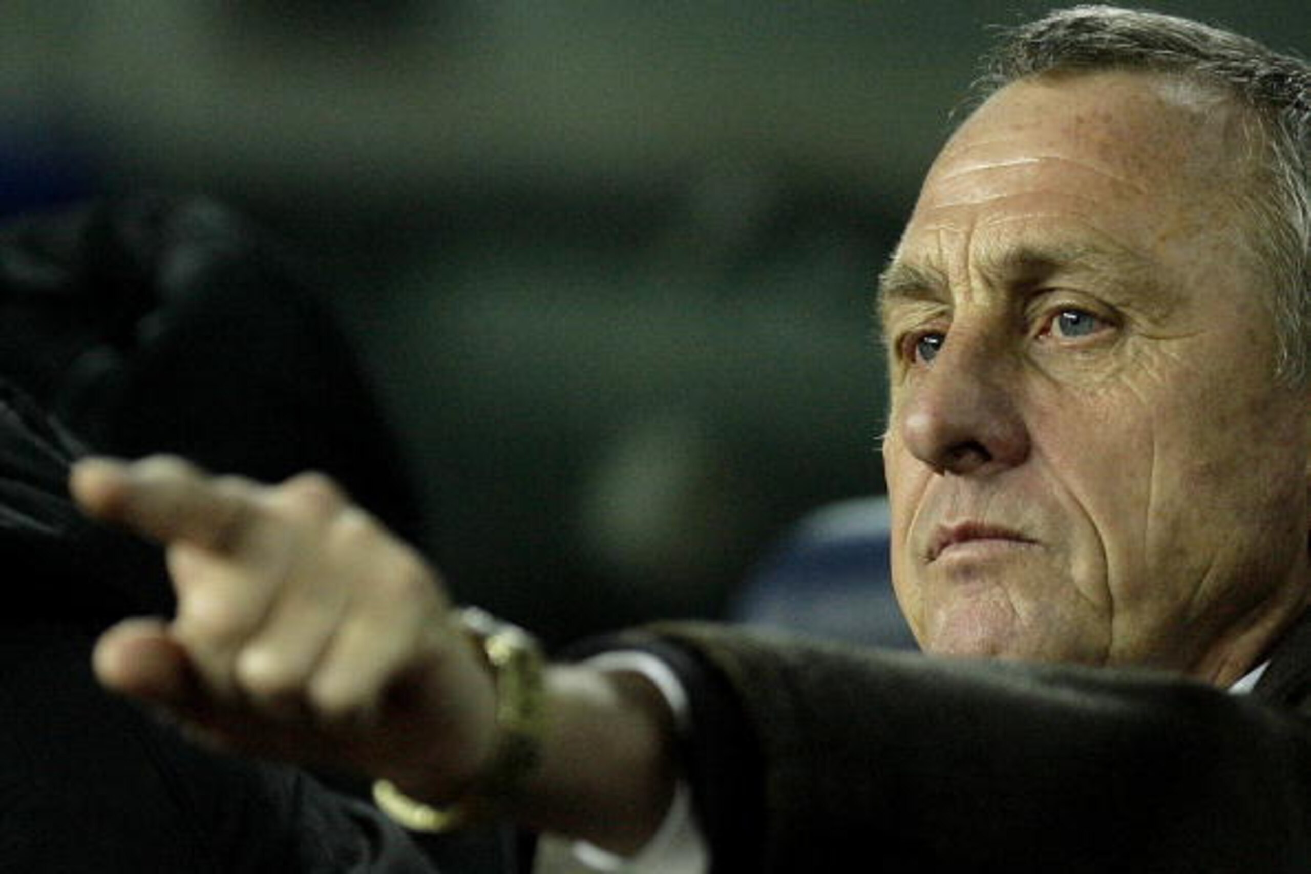 Catalonia's coach and former football star Johan Cruyff gestures during a friendly football match between Catalonia National Team and Argentinian National Team at Camp Nou stadium in Barcelona, on December 22, 2009. AFP PHOTO/JOSEP LAGO. (Photo credit sho