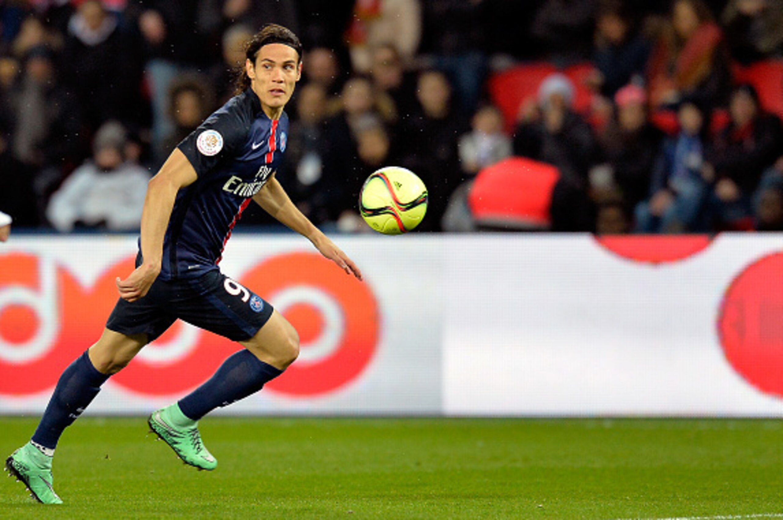 PARIS, FRANCE - MARCH 20:  Edinson Cavani of Paris Saint-Germain runs with the ball during the French Ligue 1 match between Paris Saint-Germain and AS Monaco at Parc des Princes on March 20, 2016 in Paris, France.  (Photo by Aurelien Meunier/Getty Images)