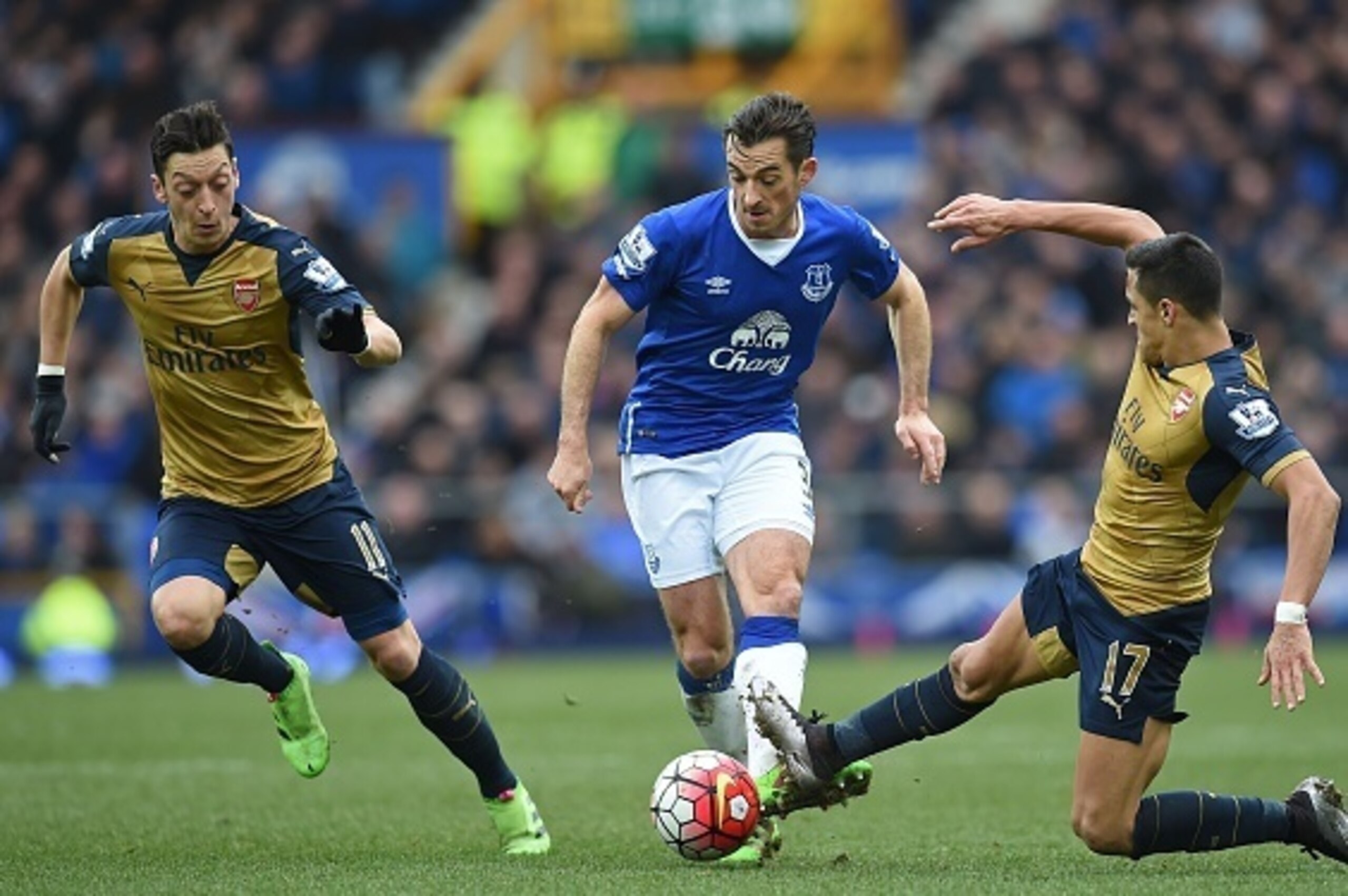 Everton's English defender Leighton Baines (C) vies with Arsenal's Chilean striker Alexis Sanchez (R) and Arsenal's German midfielder Mesut Ozil during the English Premier League football match between Everton and Arsenal at Goodison Park in Liverpool, no