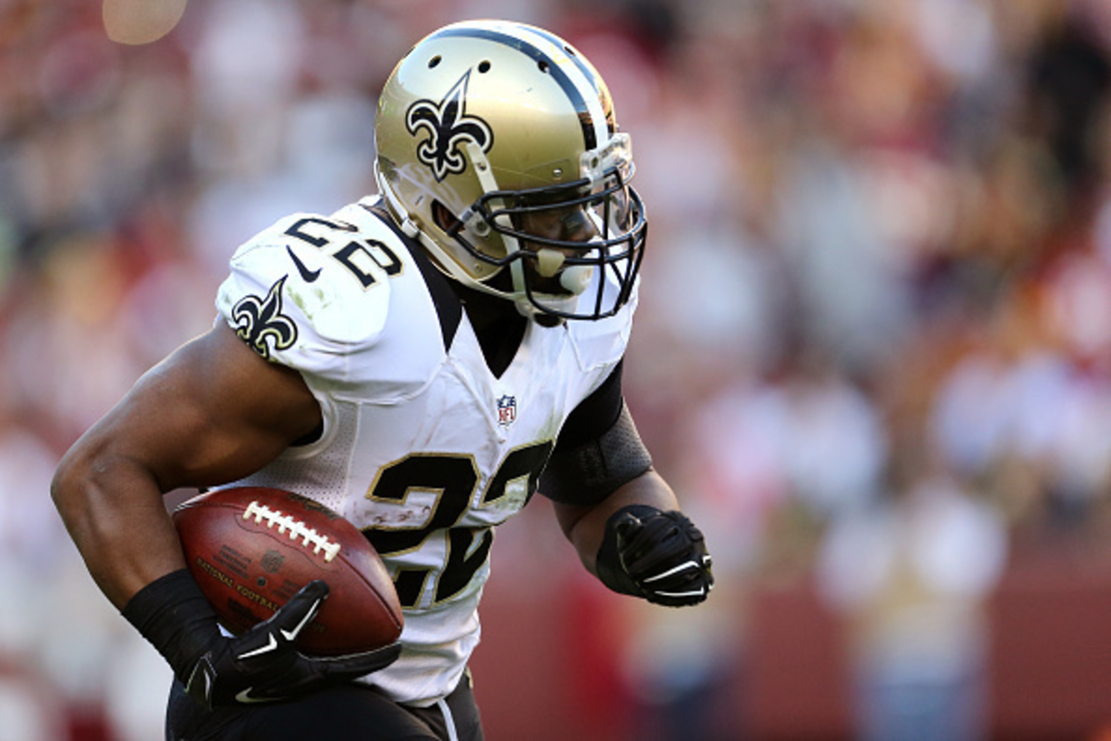 LANDOVER, MD - NOVEMBER 15: Running back Mark Ingram #22 of the New Orleans Saints rushes against the Washington Redskins in the third quarter at FedExField on November 15, 2015 in Landover, Maryland. (Photo by Matt Hazlett/Getty Images)