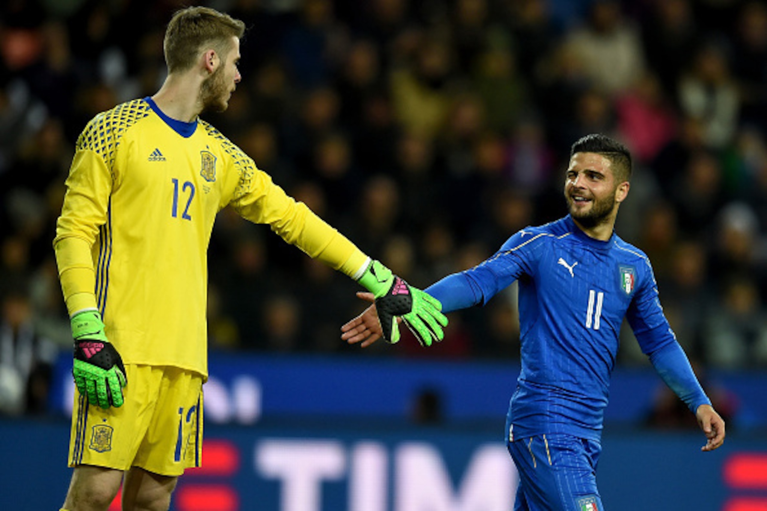 UDINE, ITALY - MARCH 24:  Lorenzo Insigne of Italy and  David De Gea of Spain (L) compete during the international friendly match between Italy and Spain at Stadio Friuli on March 24, 2016 in Udine, Italy.  (Photo by Claudio Villa/Getty Images)