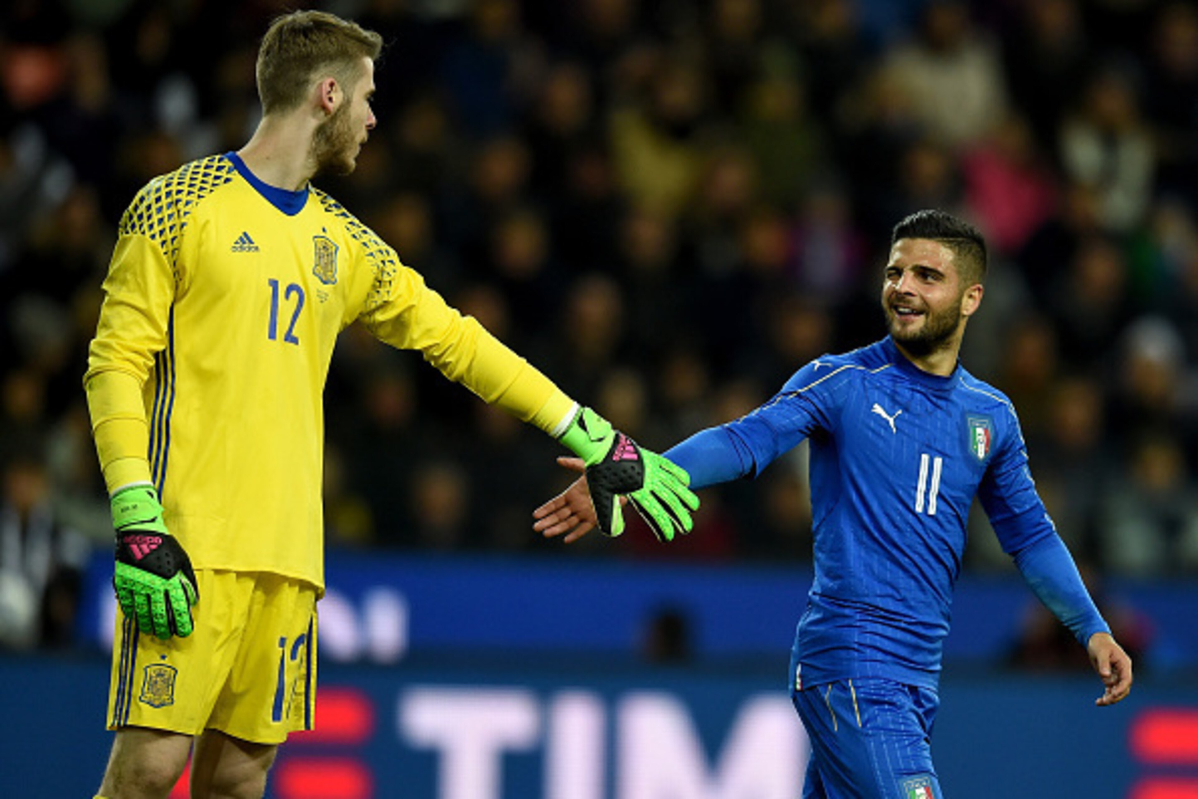 UDINE, ITALY - MARCH 24:  Lorenzo Insigne of Italy and  David De Gea of Spain (L) compete during the international friendly match between Italy and Spain at Stadio Friuli on March 24, 2016 in Udine, Italy.  (Photo by Claudio Villa/Getty Images)