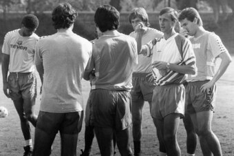 Coach Johan Cruyff of FC Barcelona gives his players instructions during a training on october 16, 1988 in Barcelona, Spain (Photo by VI Images via Getty Images)