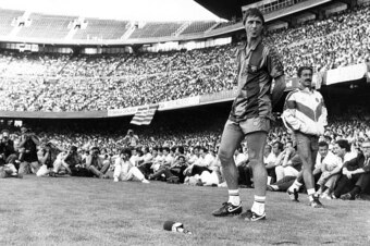 Coach Johan Cruyff of FC Barcelona in Camp Nou on july 22, 1988 in Barcelona, Spain (Photo by VI Images via Getty Images)