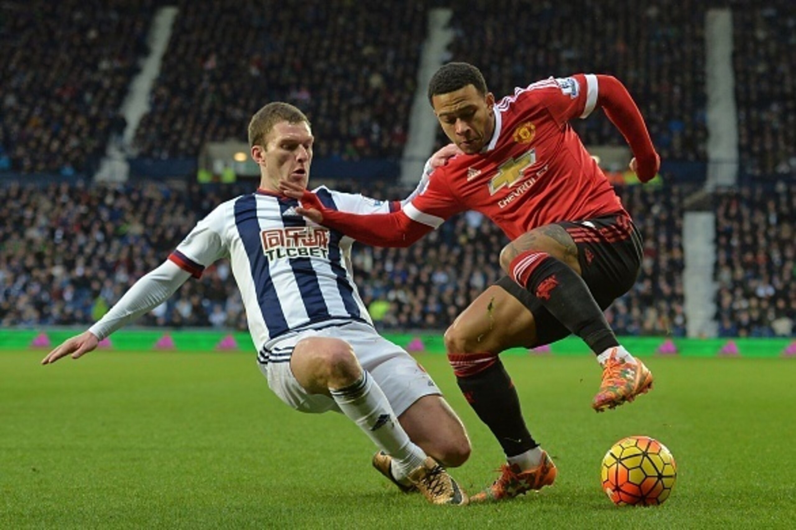 West Bromwich Albion's English midfielder Craig Gardner (L) vies with Manchester United's Dutch midfielder Memphis Depay during the English Premier League football match between West Bromwich Albion and Manchester United at The Hawthorns stadium in West B
