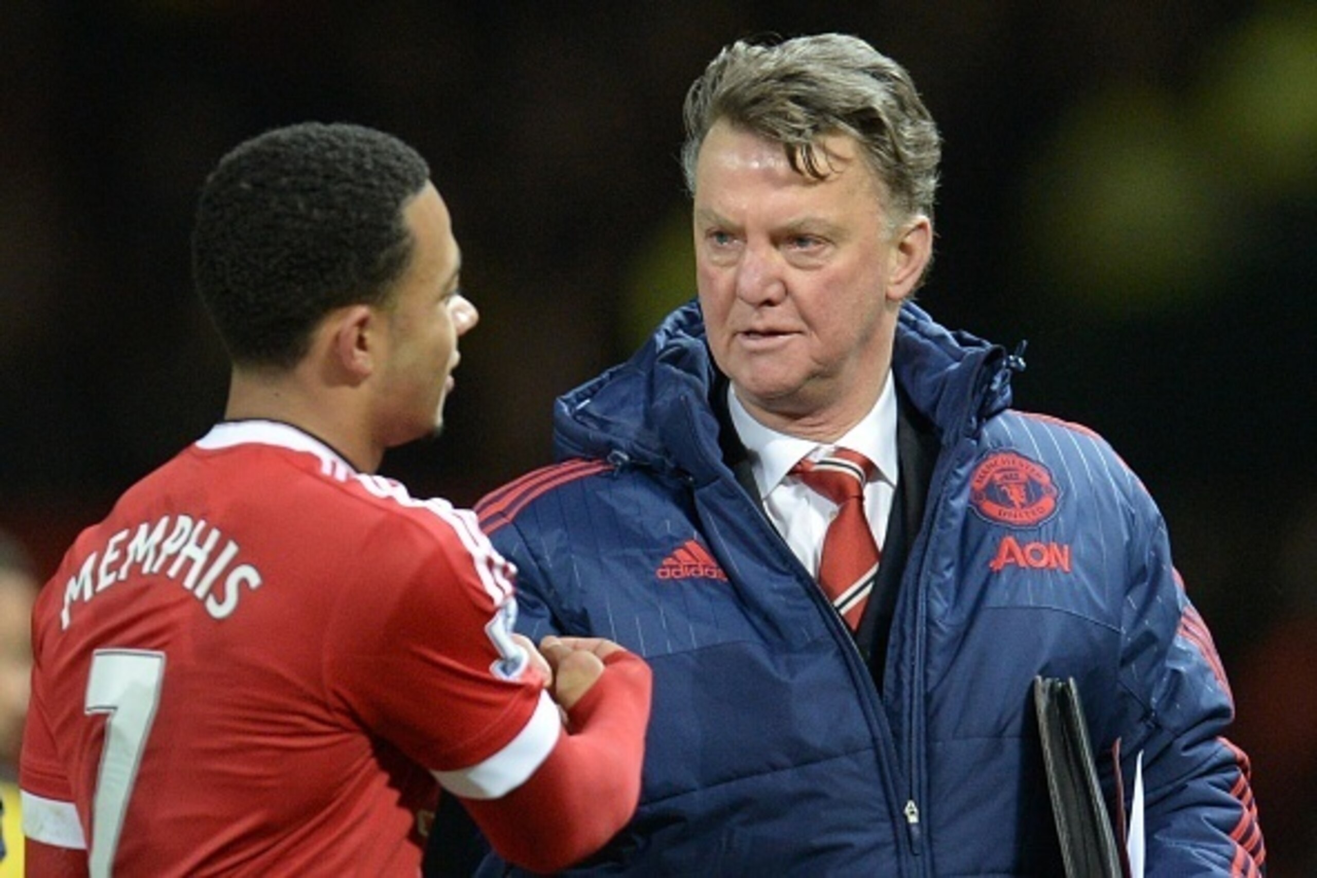 Manchester United's Dutch manager Louis van Gaal (R) shakes hands with Manchester United's Dutch midfielder Memphis Depay (L) at the end of the English Premier League football match between Manchester United and Watford at Old Trafford in Manchester in no
