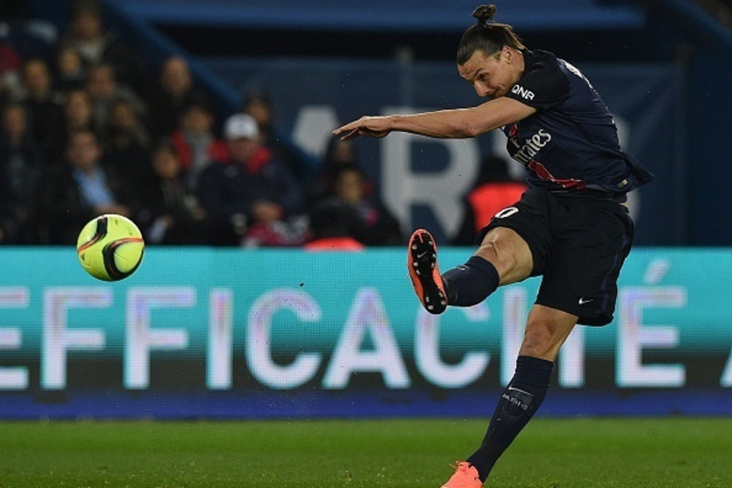 TOPSHOT - Paris Saint-Germain's Swedish forward Zlatan Ibrahimovic shots during the French L1 football match between Paris Saint-Germain (PSG) and AS Monaco at the Parc des Princes stadium in Paris on March 20, 2016. / AFP / FRANCK FIFE        (Photo cred