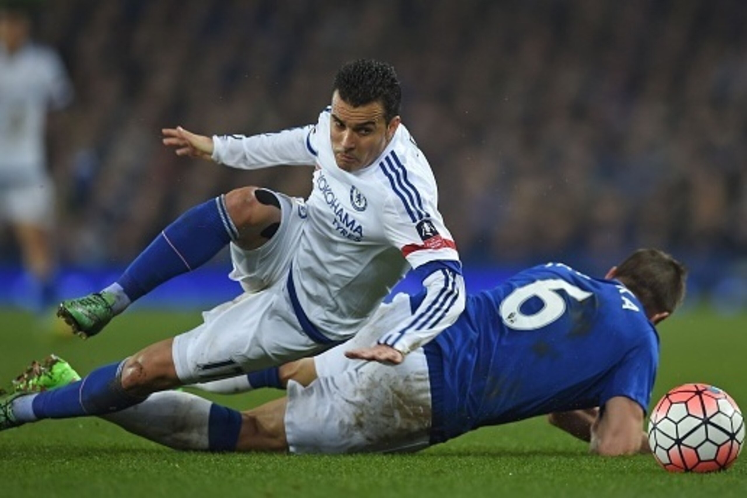 Everton's English defender Phil Jagielka (R) vies with Chelsea's Spanish midfielder Pedro during the English FA cup quarter-final football match between Everton and Chelsea at Goodison Park in Liverpool, north west England on March 12, 2016. / AFP / Paul 