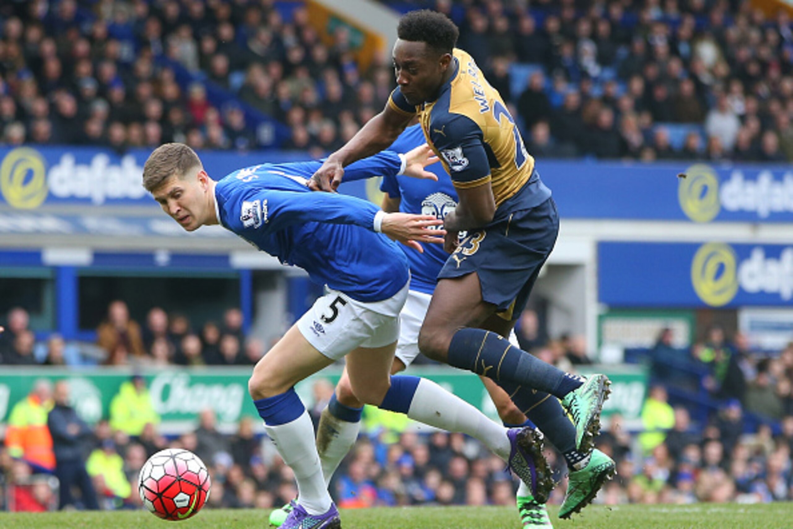 LIVERPOOL, ENGLAND - MARCH 19: Danny Welbeck of Arsenal and John Stones of Everton compete for the ball during the Barclays Premier League match between Everton and Arsenal at Goodison Park on March 19, 2016 in Liverpool, England.  (Photo by Ian MacNicol/