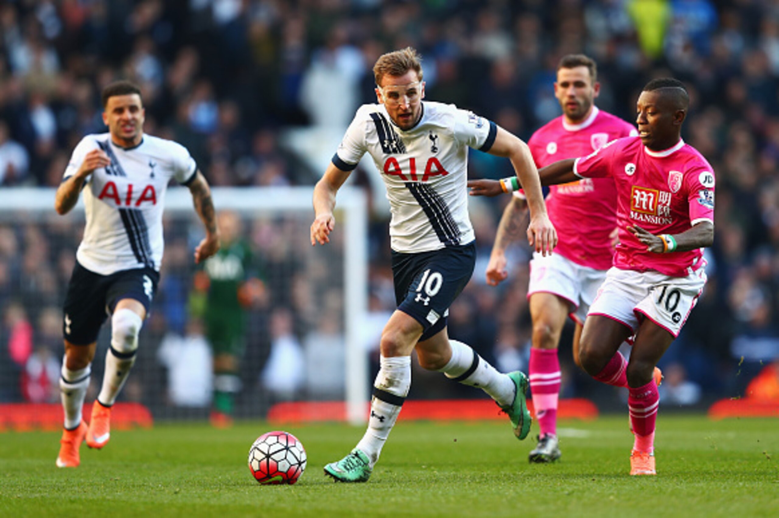LONDON, ENGLAND - MARCH 20:  Harry Kane of Tottenham Hotspur is chased by Max Gradel of Bournemouth during the Barclays Premier League match between Tottenham Hotspur and A.F.C. Bournemouth at White Hart Lane on March 20, 2016 in London, United Kingdom.  