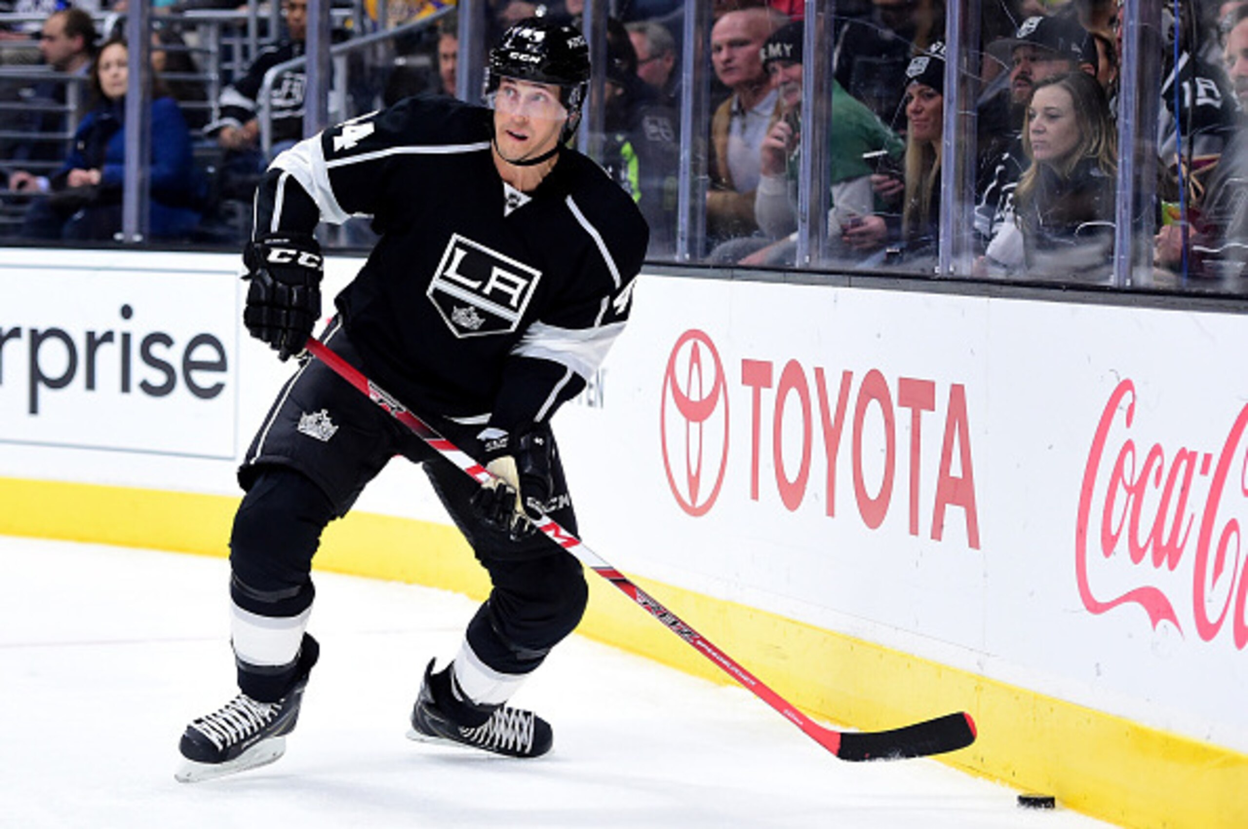 LOS ANGELES, CA - JANUARY 07:  Vincent Lecavalier #44 of the Los Angeles Kings looks to pass during the game against the Toronto Maple Leafs at Staples Center on January 7, 2016 in Los Angeles, California.  (Photo by Harry How/Getty Images)