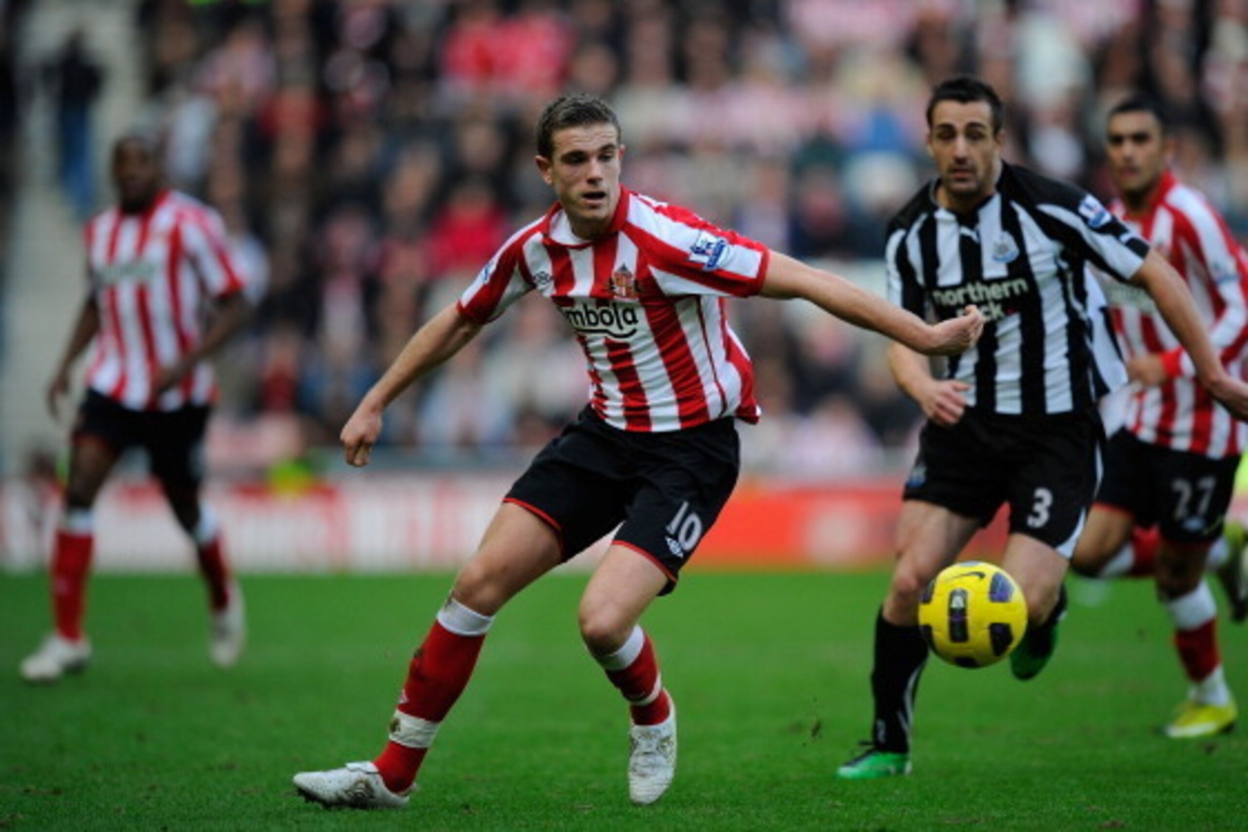 SUNDERLAND, ENGLAND - JANUARY 16: Sunderland player Jordan Henderson in action during the Barclays Premier League match between Sunderland and Newcastle United at Stadium of Light on January 16, 2011 in Sunderland, England.  (Photo by Stu Forster/Getty Im