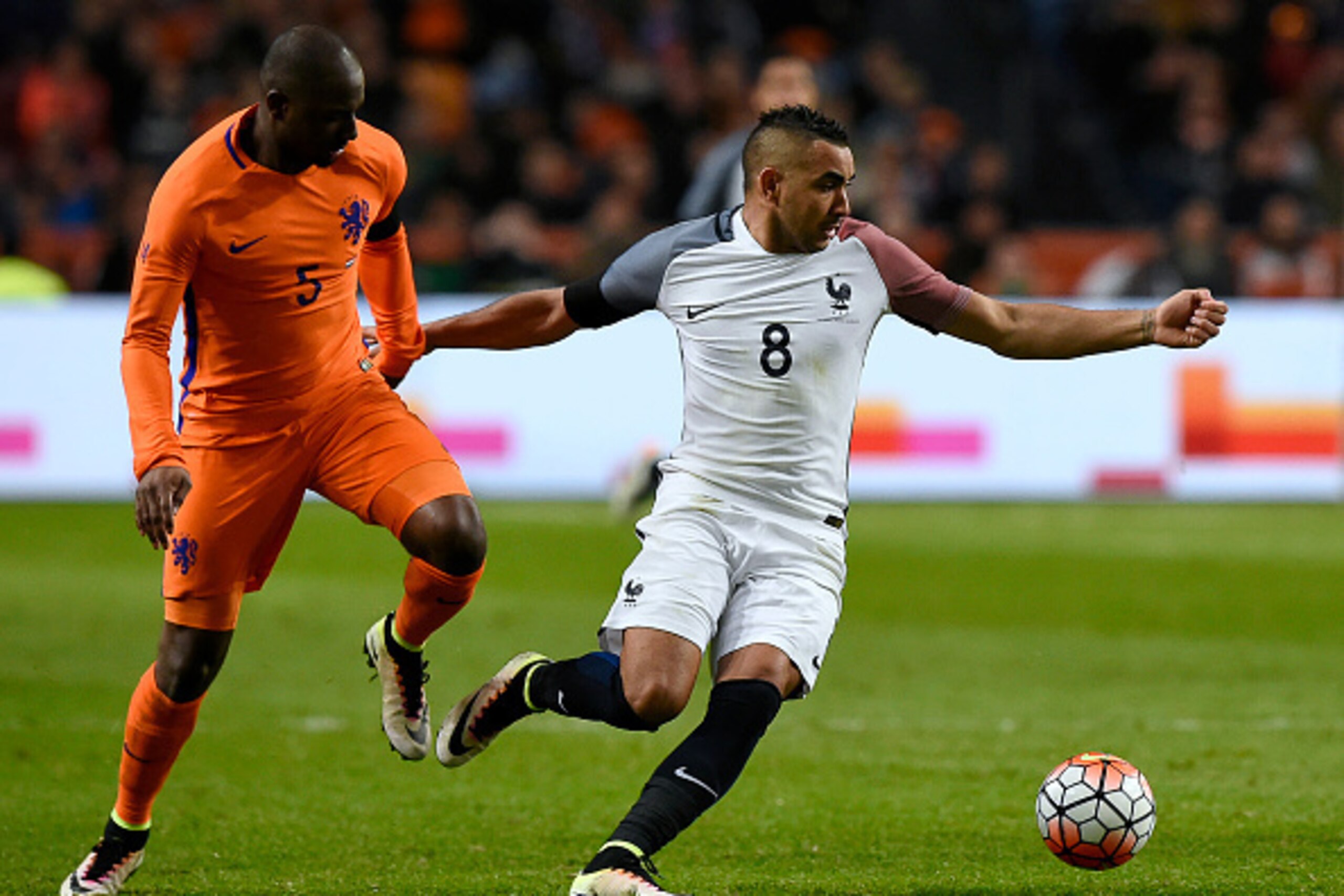 Netherland's defender Jetro Willems (L) vies for the ball with  France's forward Dimitri Payet  during the friendly football match between the Netherlands and France at the Amsterdam ArenA, on March 25, 2016, in Amsterdam. AFP PHOTO / JOHN THYS / AFP / JO