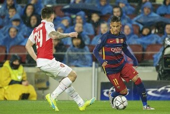 (L-R) Hector Bellerin of Arsenal FC, Neymar of FC Barcelona during the UEFA Champions League round of 16 match between FC Barcelona and Arsenal on March 16, 2015 at the CampNou stadium in Barcelona, Spain.(Photo by VI Images via Getty Images)