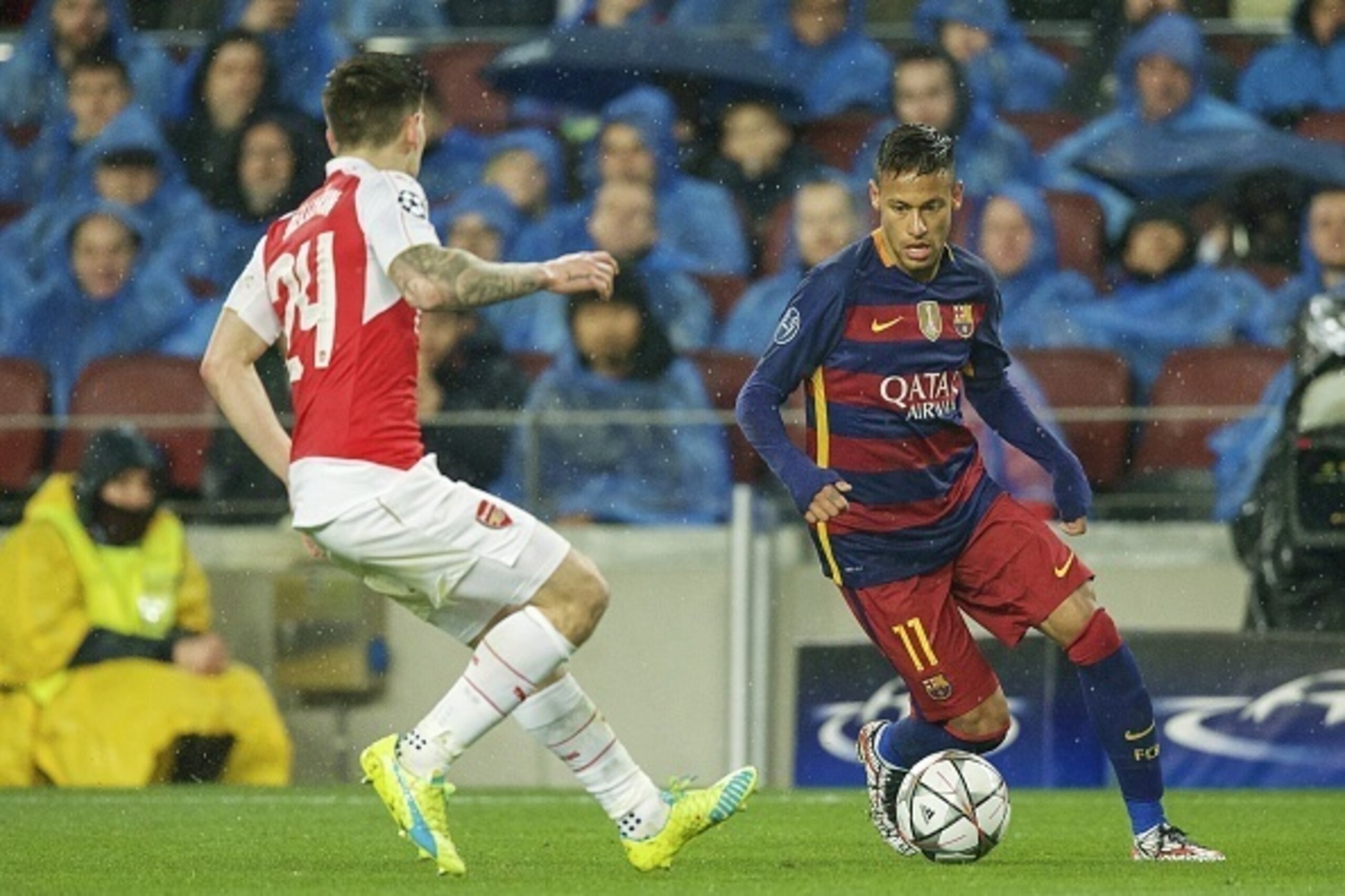 (L-R) Hector Bellerin of Arsenal FC, Neymar of FC Barcelona during the UEFA Champions League round of 16 match between FC Barcelona and Arsenal on March 16, 2015 at the CampNou stadium in Barcelona, Spain.(Photo by VI Images via Getty Images) (L-R) Hector Bellerin of Arsenal FC, Neymar of FC Barcelona during the UEFA Champions League round of 16 match between FC Barcelona and Arsenal on March 16, 2015 at the CampNou stadium in Barcelona, Spain.(Photo by VI Images via Getty Images)
