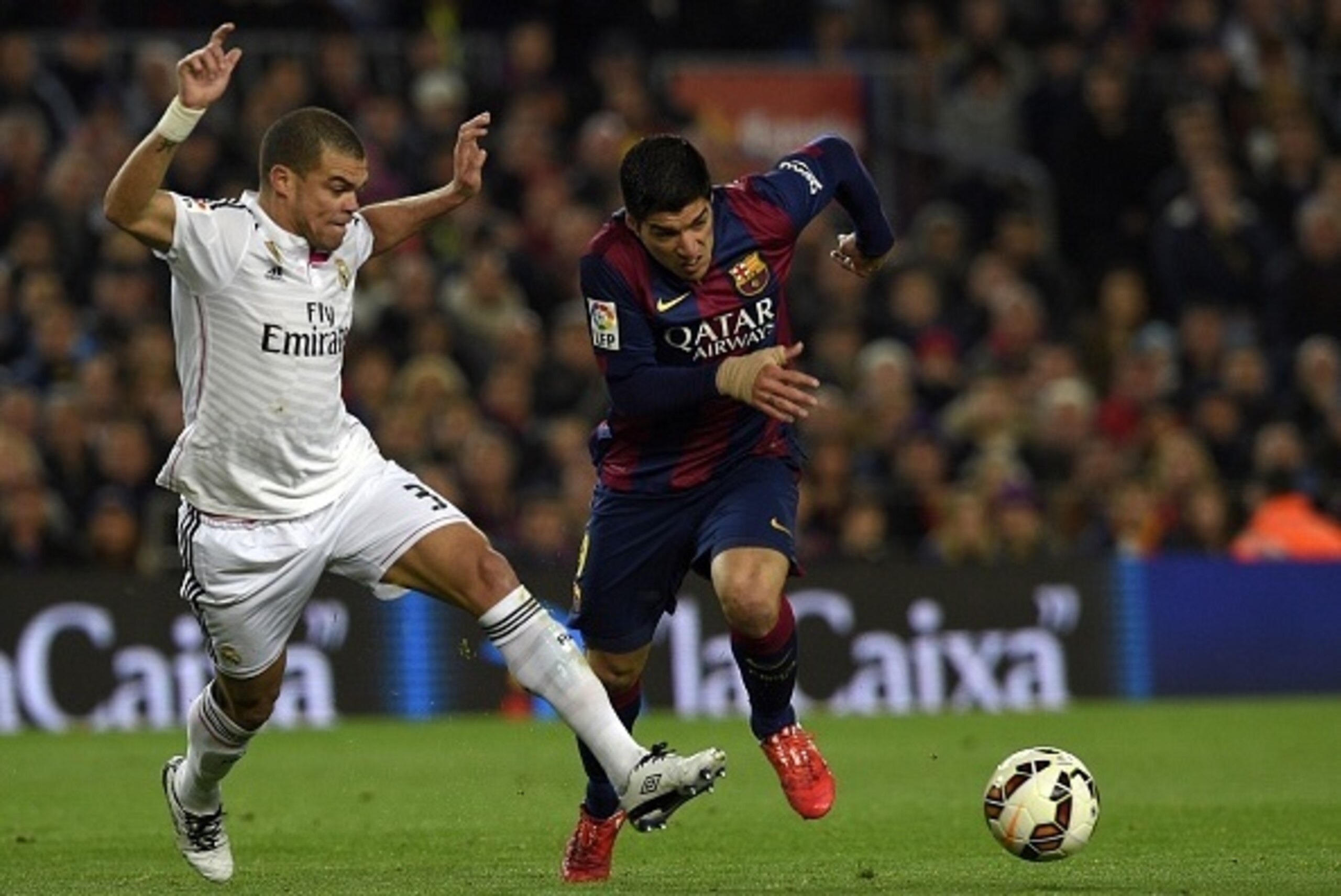Barcelona's Uruguayan forward Luis Suarez (R) vies with Real Madrid's Portuguese defender Pepe during the 'clasico' Spanish league football match FC Barcelona vs Real Madrid CF at the Camp Nou stadium in Barcelona on March 22, 2015.    AFP PHOTO / LLUIS G