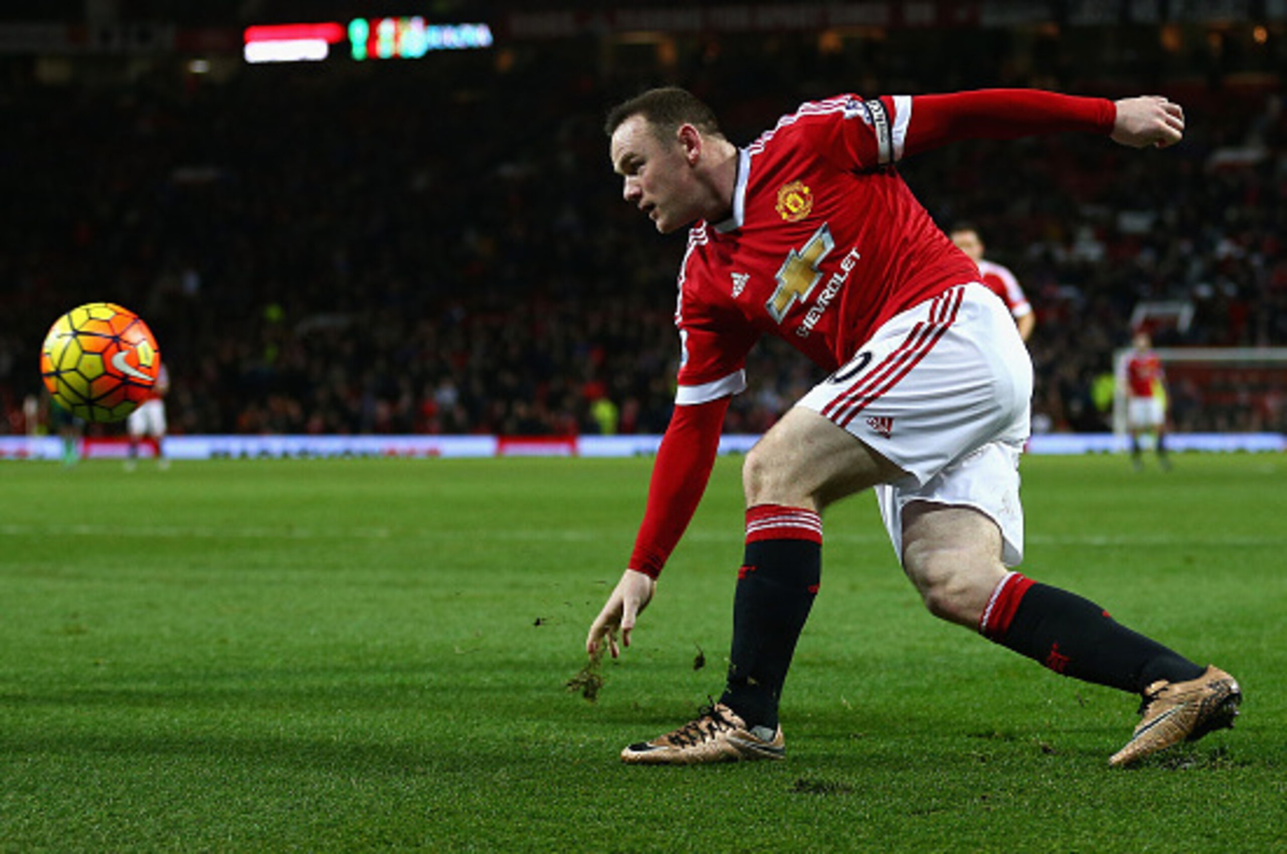 MANCHESTER, ENGLAND - JANUARY 23:  Wayne Rooney of Manchester United in action during the Barclays Premier League match between Manchester United and Southampton at Old Trafford on January 23, 2016 in Manchester, England.  (Photo by Clive Brunskill/Getty 