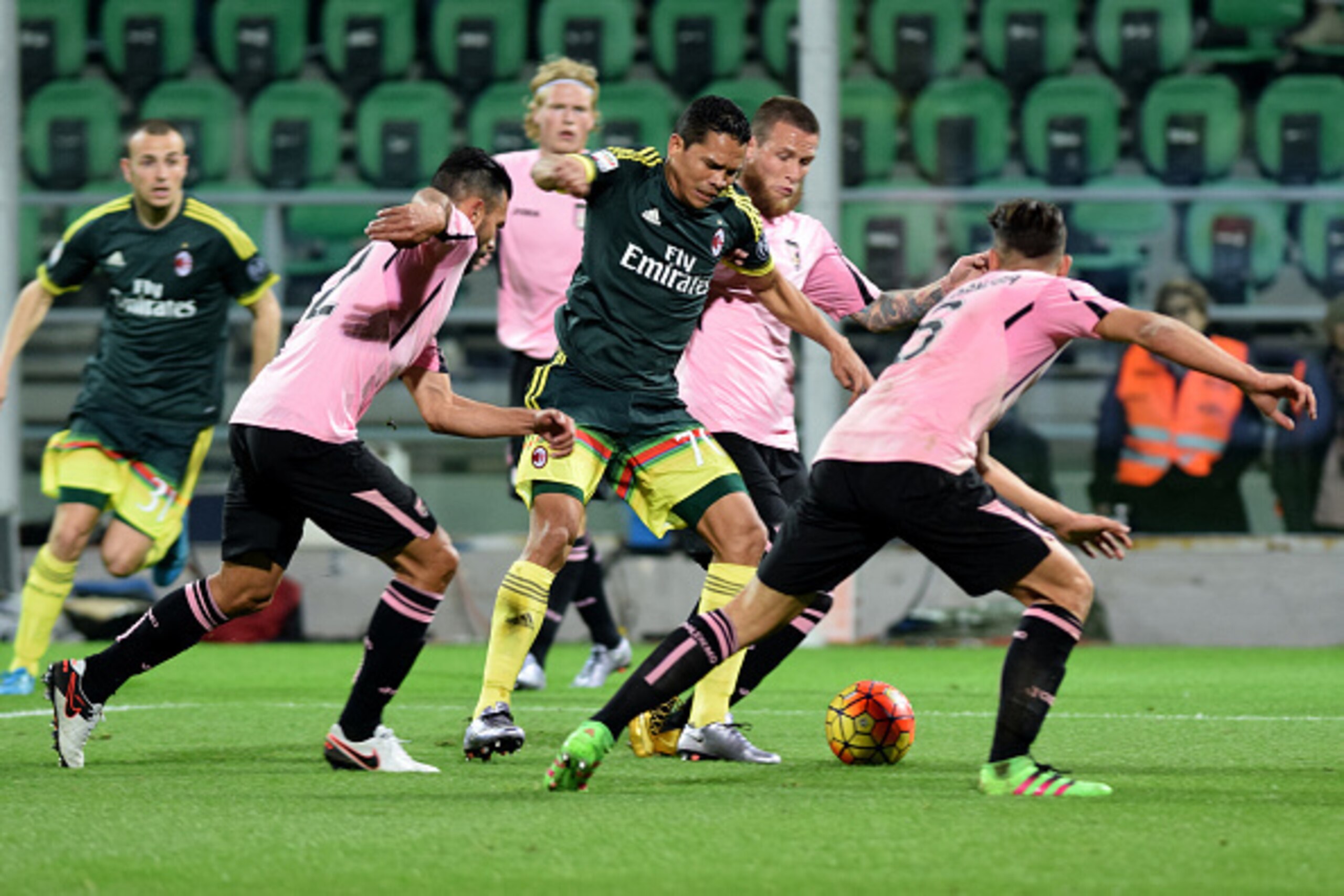 AC Milan's forward from Colombia Carlos Bacca (C) fights for the ball with Palermo's players during the Italian Serie A football match Palermo vs AC Milan on February 3, 2016 at the Renzo Barbera stadium in Palermo.  AFP PHOTO / GIOVANNI ISOLINO / AFP / G