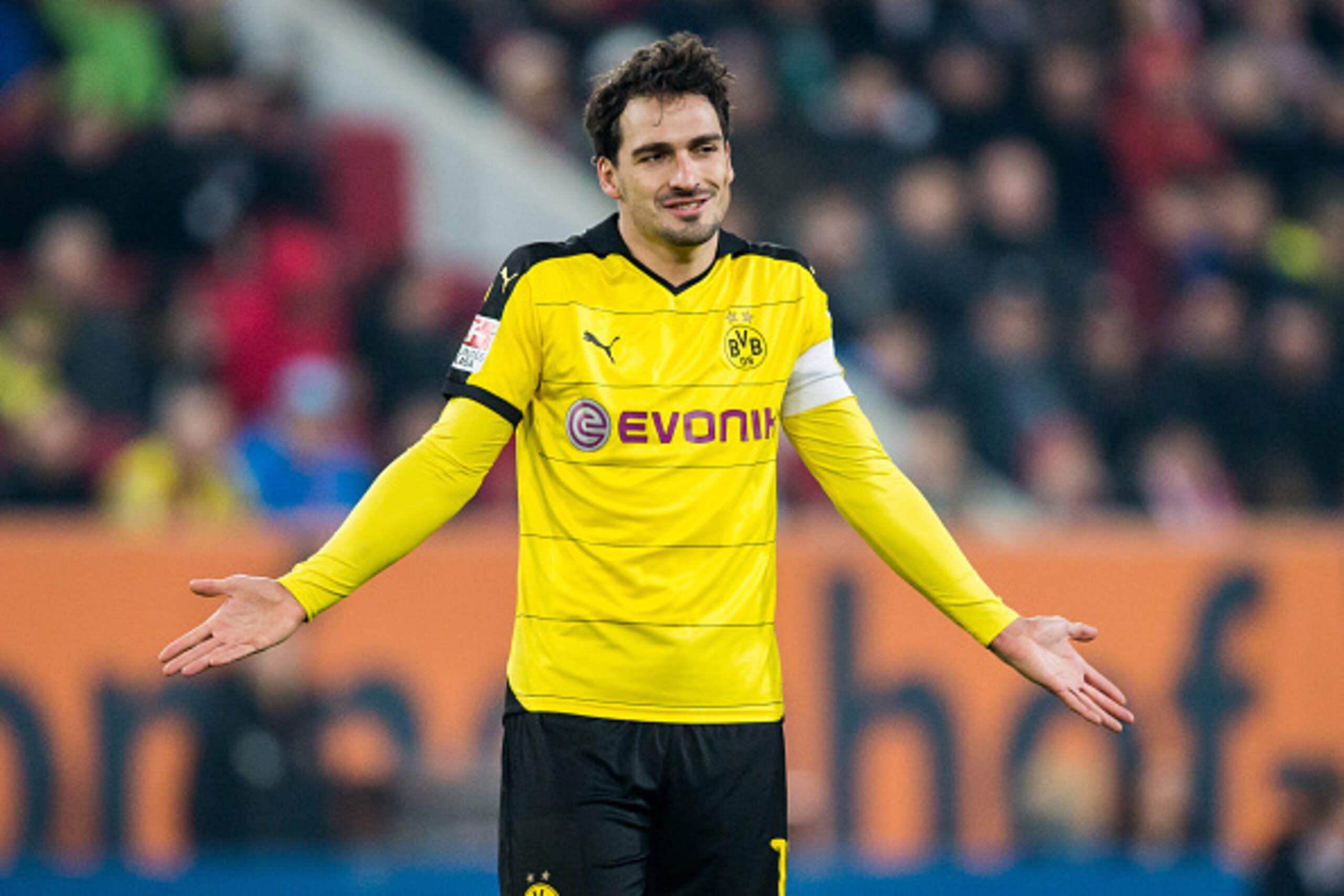 AUGSBURG, GERMANY - MARCH 20: Mats Hummels of Dortmund reacts during the Bundesliga match between FC Augsburg and Borussia Dortmund at SGL Arena on March 20, 2016 in Augsburg, Germany. (Photo by Simon Hofmann/Getty Images) AUGSBURG, GERMANY - MARCH 20: Mats Hummels of Dortmund reacts during the Bundesliga match between FC Augsburg and Borussia Dortmund at SGL Arena on March 20, 2016 in Augsburg, Germany. (Photo by Simon Hofmann/Getty Images)