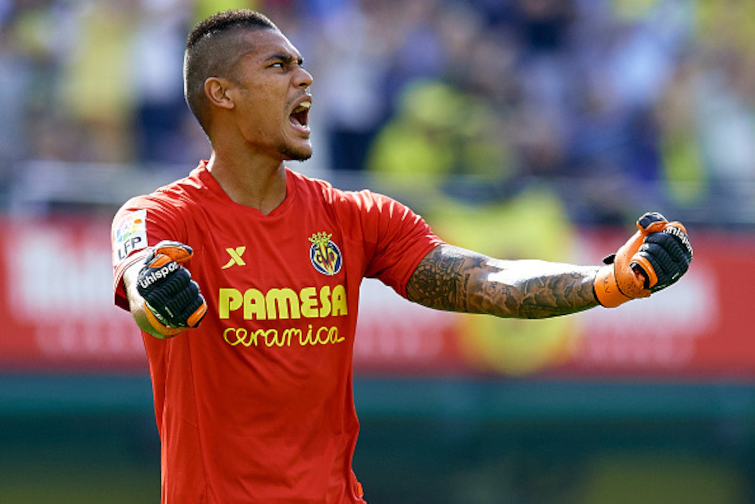VILLARREAL, SPAIN - OCTOBER 18:  Alphonse Areola of Villarreal celebrates during the La Liga match between Villarreal CF and RC Celta de Vigo at El Madrigal Stadium on October 18, 2015 in Villarreal, Spain.  (Photo by Manuel Queimadelos Alonso/Getty Image