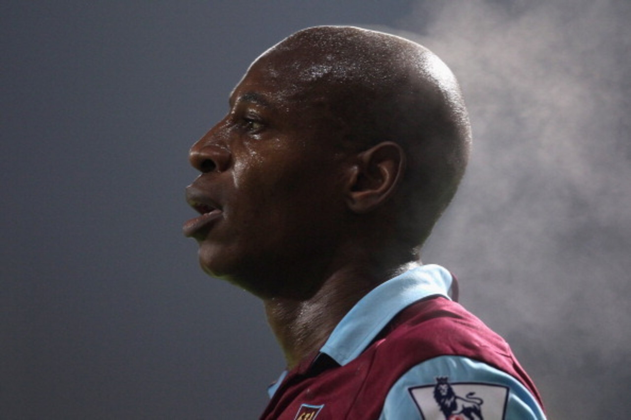 LONDON, ENGLAND - DECEMBER 28:  Luis Boa Morte of West Ham United looks on during the Barclays Premier League match between West Ham United and Everton at the Boleyn Ground on December 28, 2010 in London, England.  (Photo by Scott Heavey/Getty Images)
